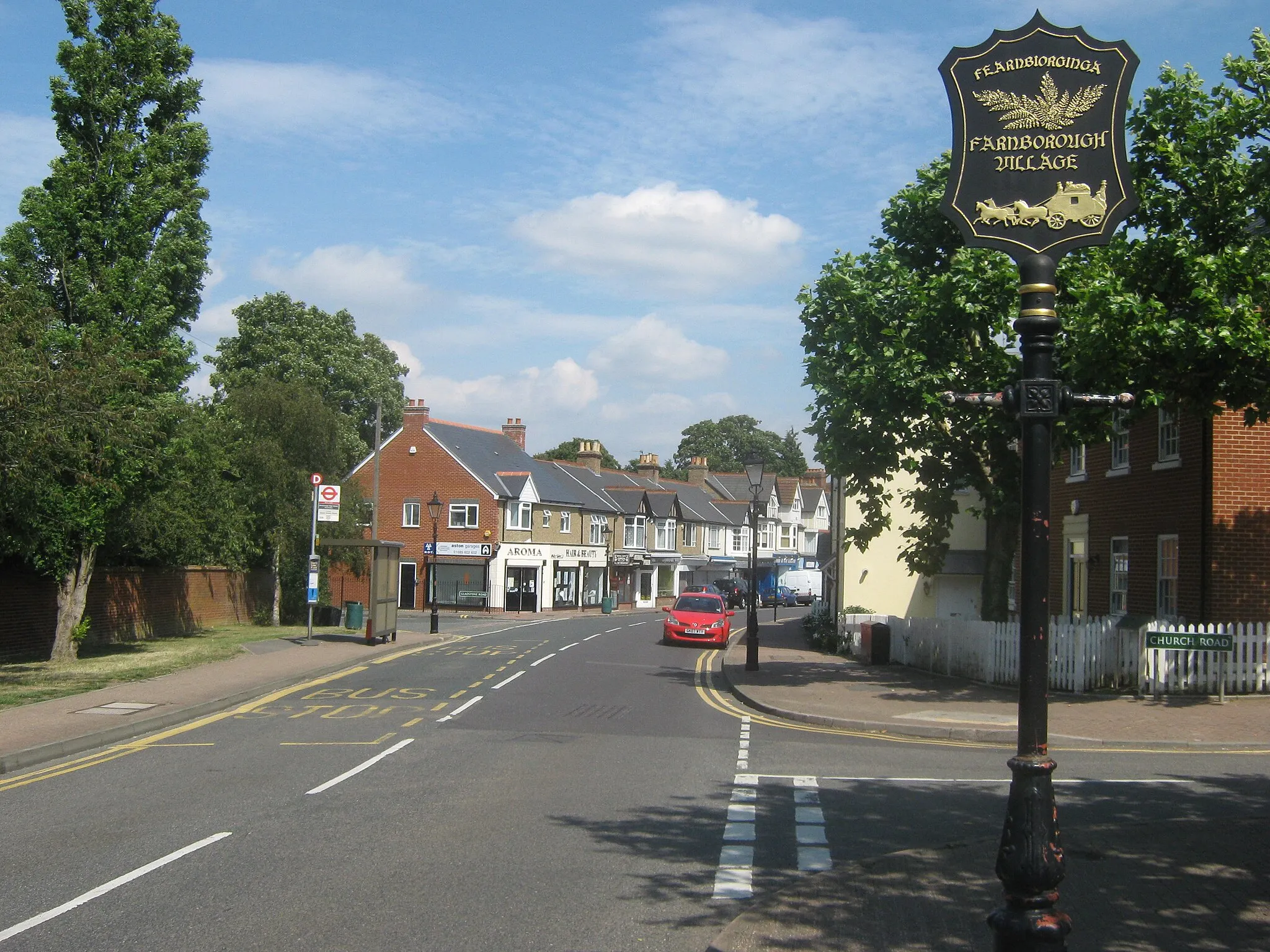 Photo showing: Photo of Farnborough High Street and village sign