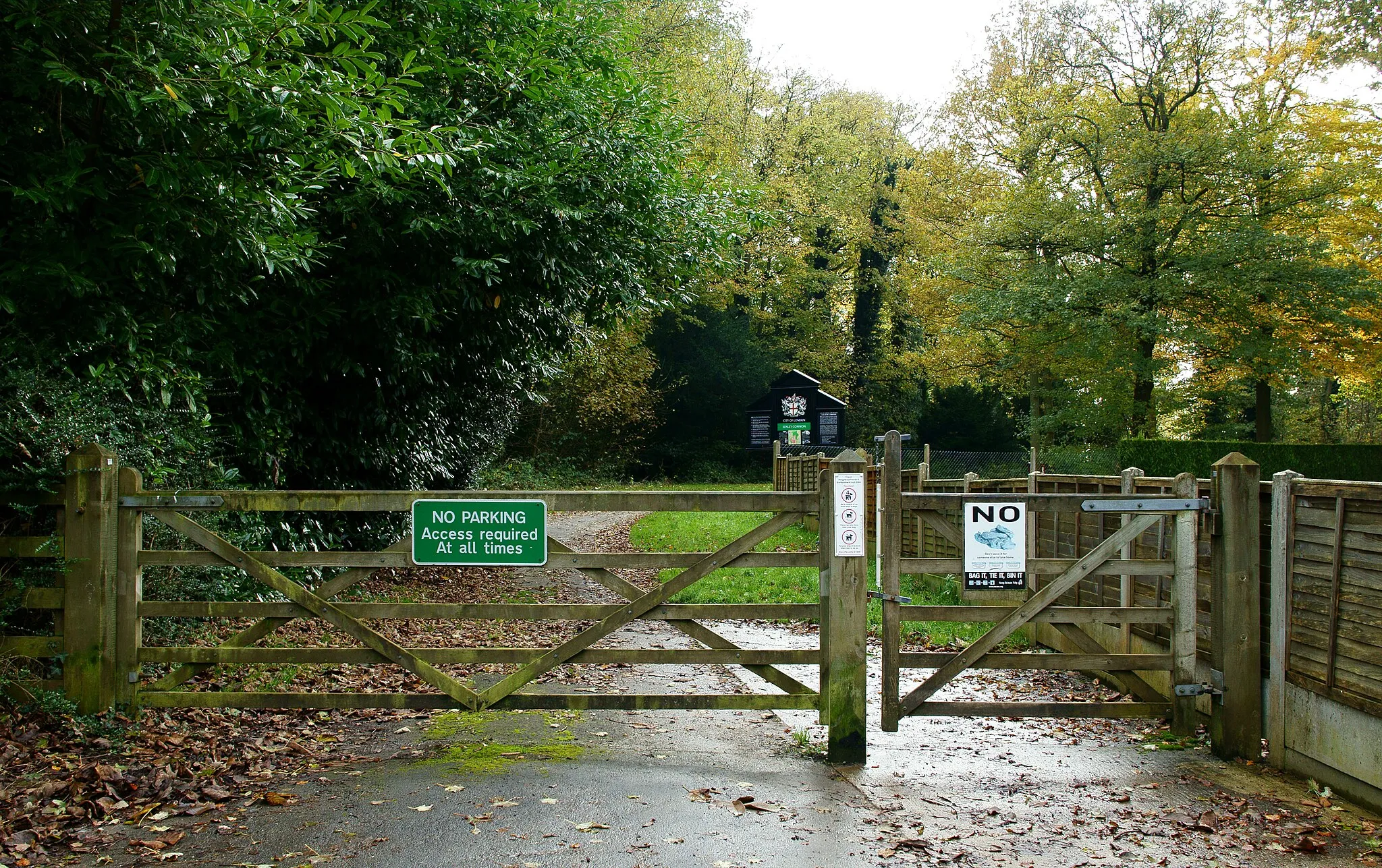 Photo showing: Gateway to Kenley Common, Surrey