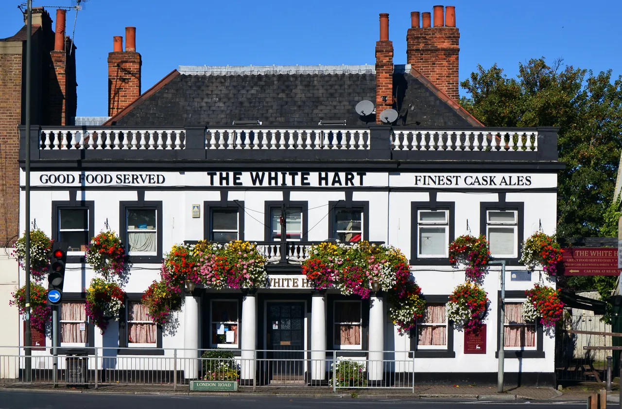 Photo showing: Mitcham's earliest recorded inn, rebuilt in 1749-50 after serious fire damage. The central porch, with frieze and balustrade, is supported by four Tuscan columns. Stagecoaches used to start from a yard at the rear. Grade II listed. London Road, opposite Cricket Green, London Borough of Merton.

(CC BY-SA - credit: Images George Rex.)