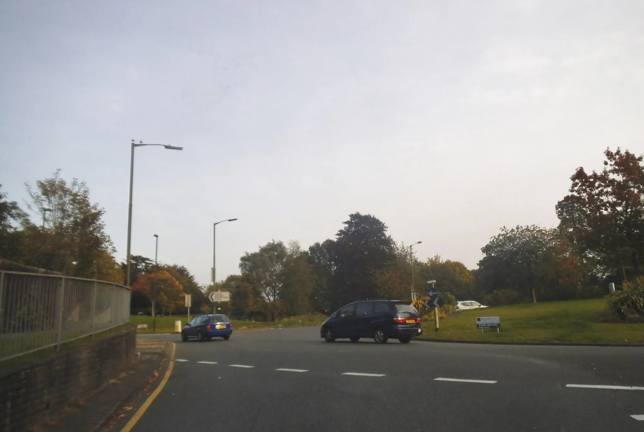 Photo showing: Roundabout on Sanderstead Hill