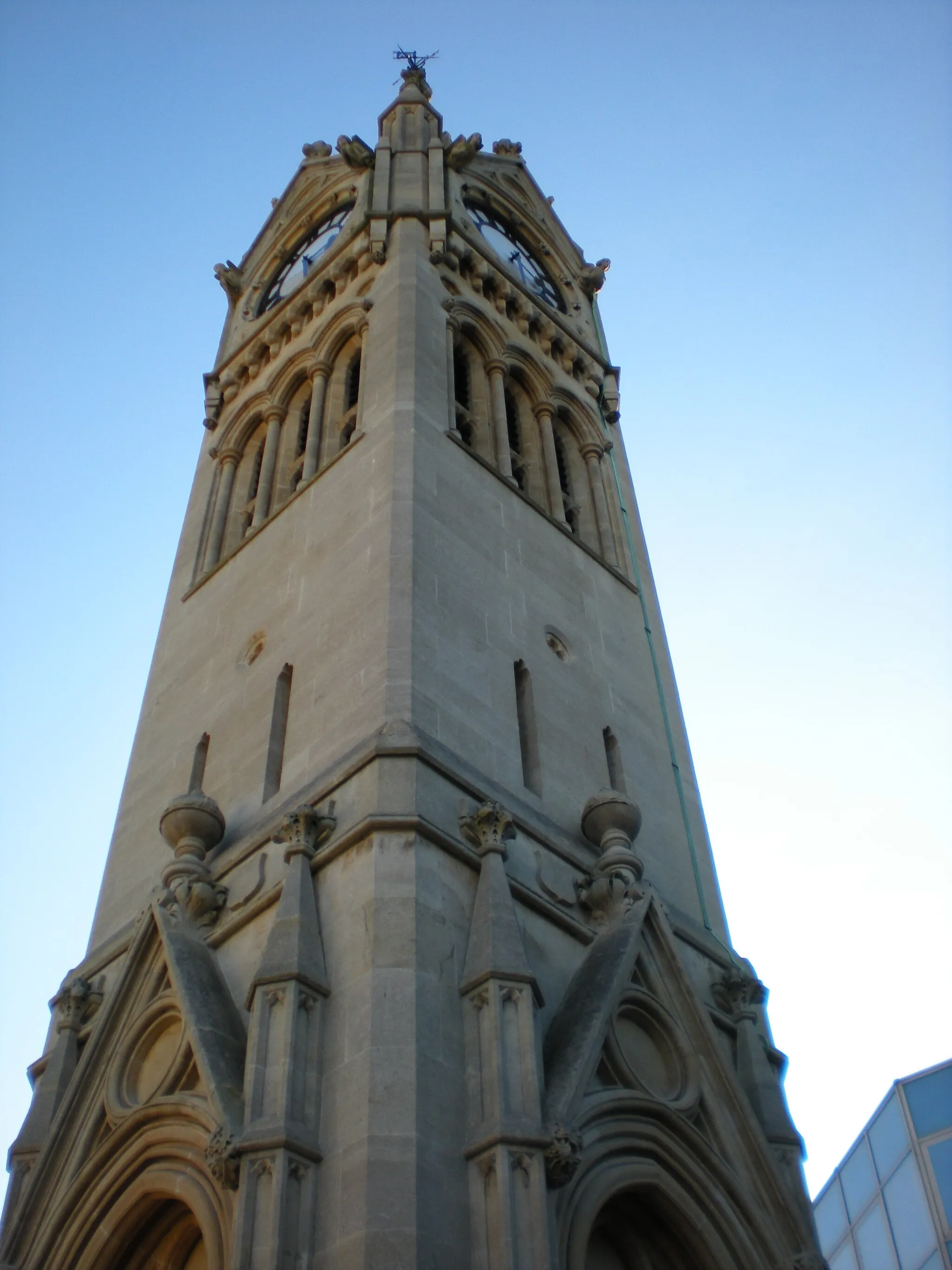 Photo showing: The clock tower in Surbiton, built to celebrate the 1902 coronation.