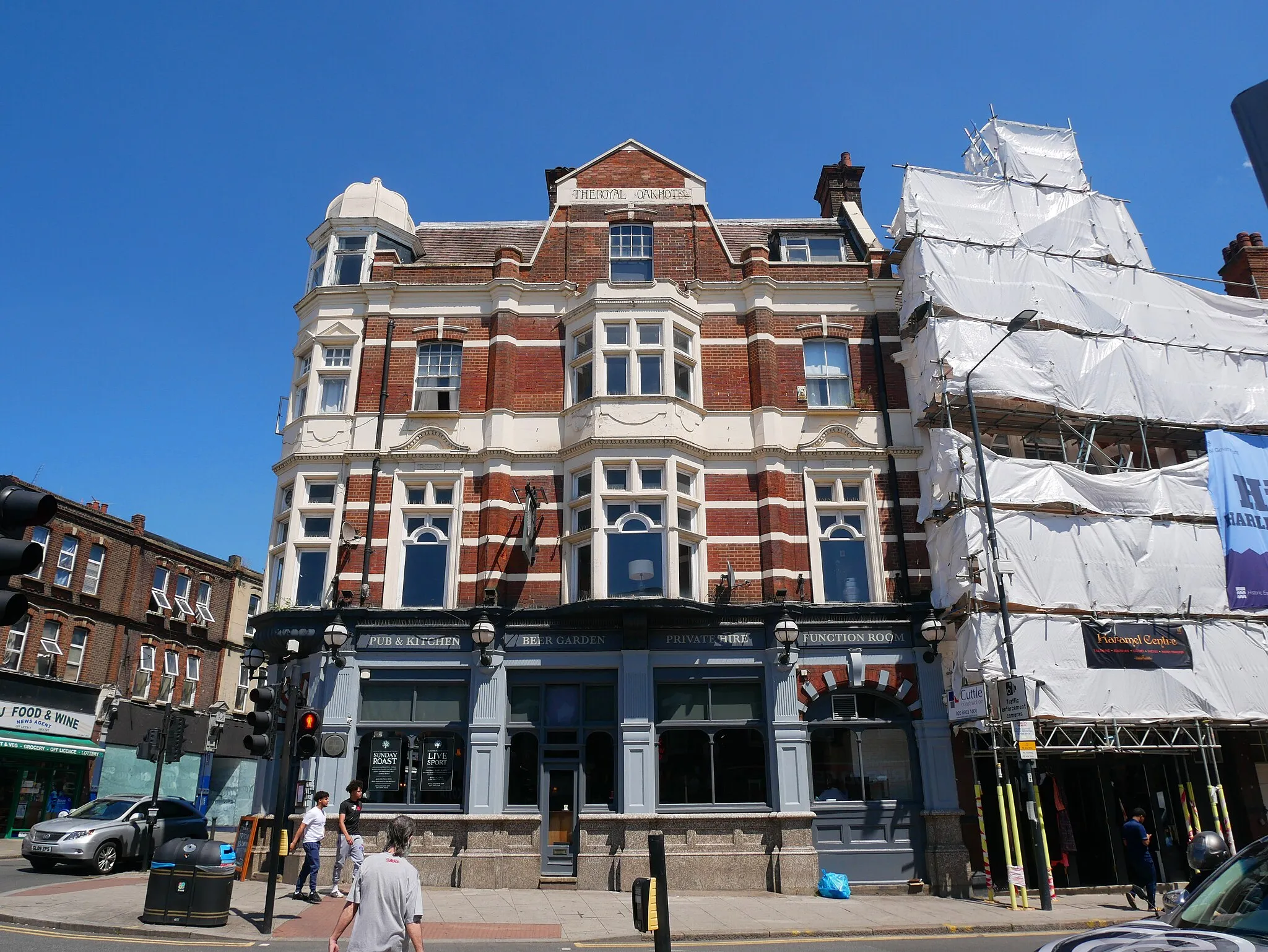 Photo showing: The west face of the Royal Oak pub in Harlesden, London Borough of Brent.