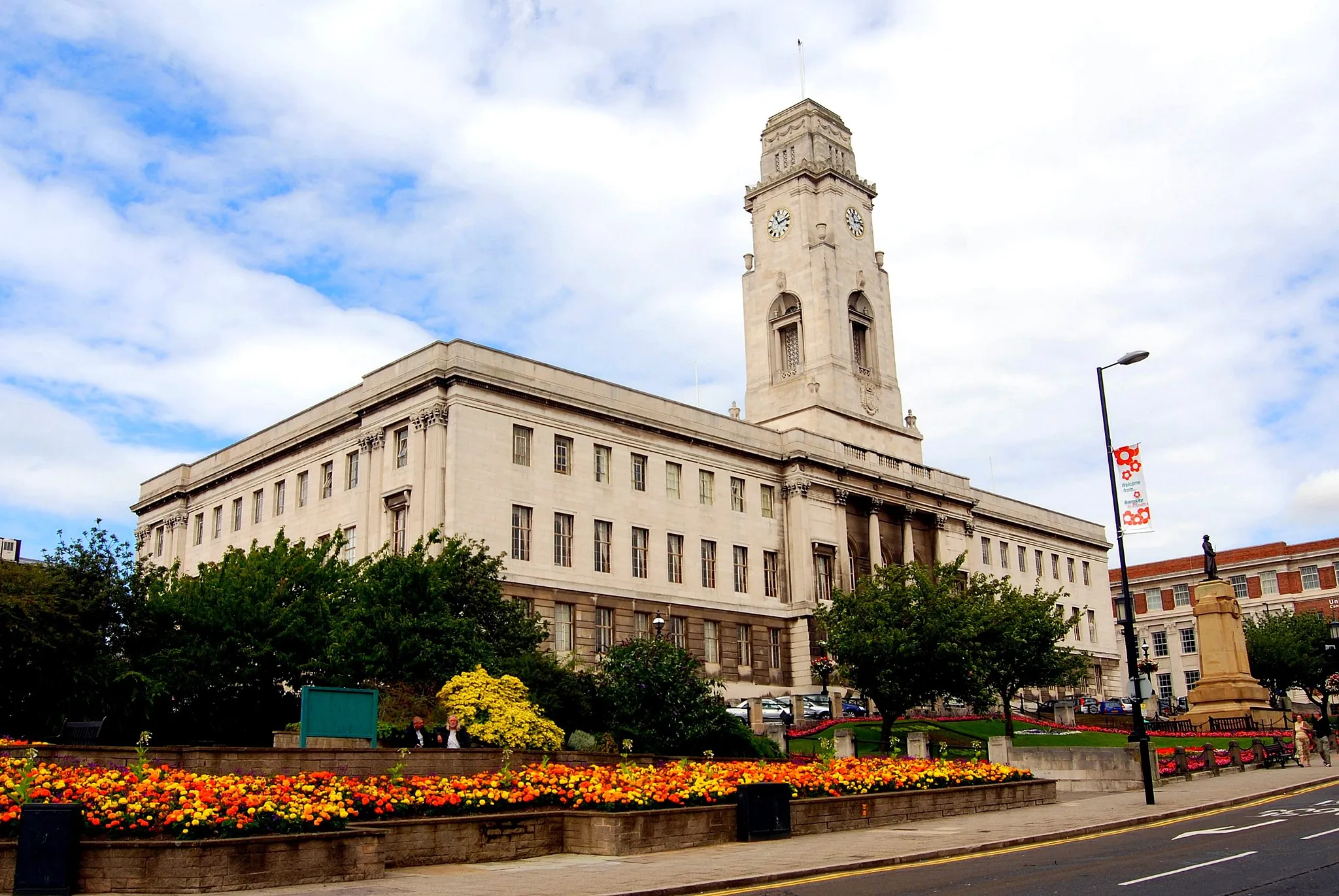 Photo showing: This fine building had been the Municipal heart of Barnsley - recently changed usage and now contains the historical relics of the town as a Museum.
