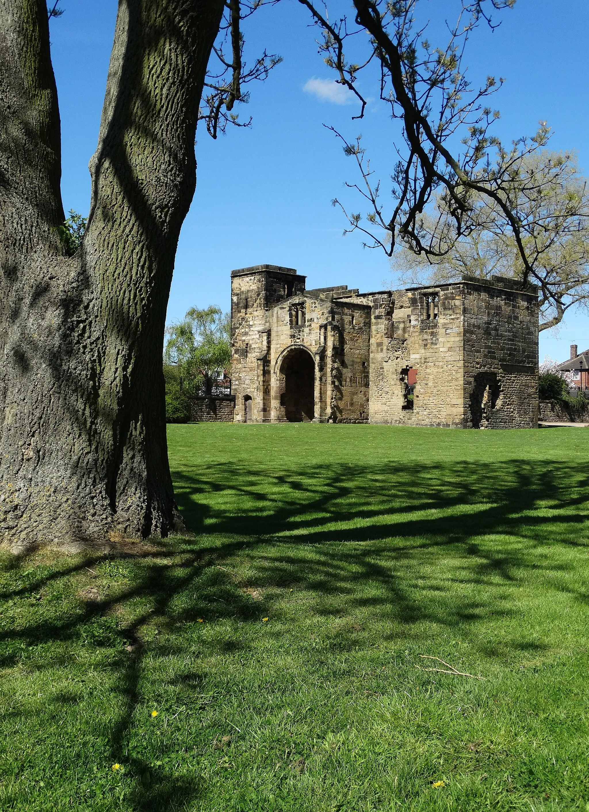 Photo showing: Originally a monastery under the Cluniac order, Monk Bretton Priory was founded in 1154 as the Priory of St. Mary Magdalene of Lund by Adam Fitswane. In the course of time, the priory took the name of the nearby village of Bretton to be commonly known as Monk Bretton Priory. The monastery closed on 30 November 1538 during the dissolution, and the site passed into the ownership of the Blithman family. In 1580 the land was again sold - this time to George Talbot, 6th Earl of Shrewsbury who gave the estate to his fourth son Henry on his marriage to Elizabeth Rayner. The site is a Scheduled Ancient Monument and now in the care of English Heritage.