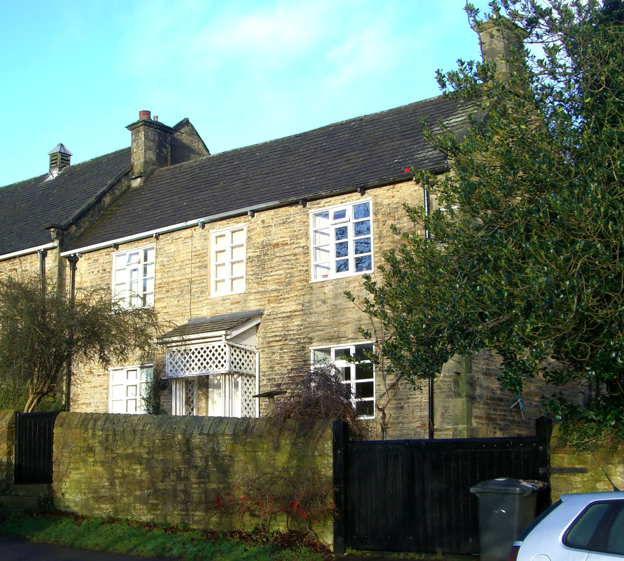 Photo showing: 8 Whiteley Lane in Fulwood, Sheffield, England. This Grade II Listed Building, also known as the Chapel House stands next door to Fulwood Old Chapel, it dates from the mid 18th century.