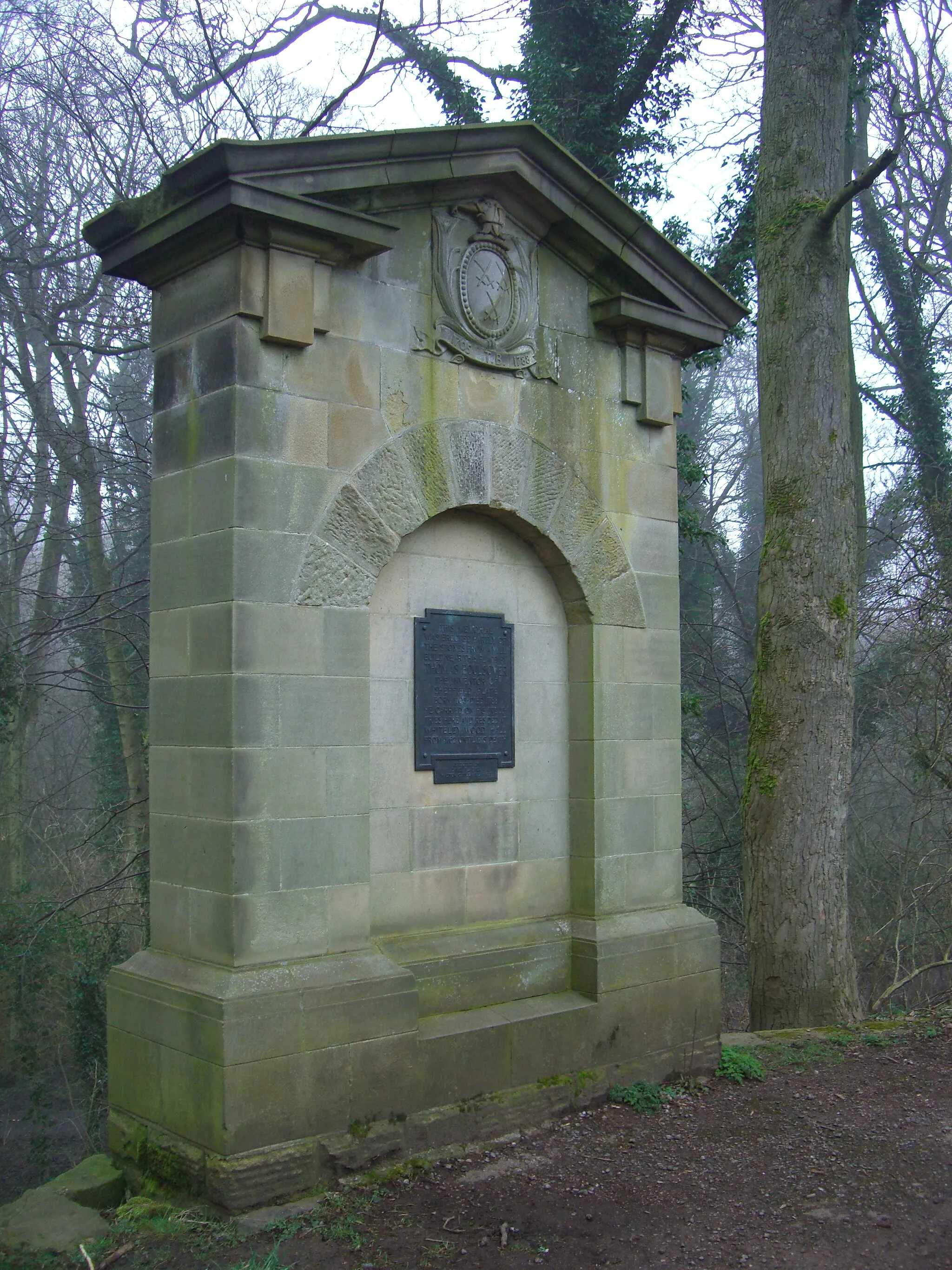 Photo showing: Thomas Boulsover Memorial at Wire Mill Dam in Sheffield, England. This Grade II Listed Building dates from 1927 when it was erected by the then Master Cutler David Flather with stones from a nearby mill.
