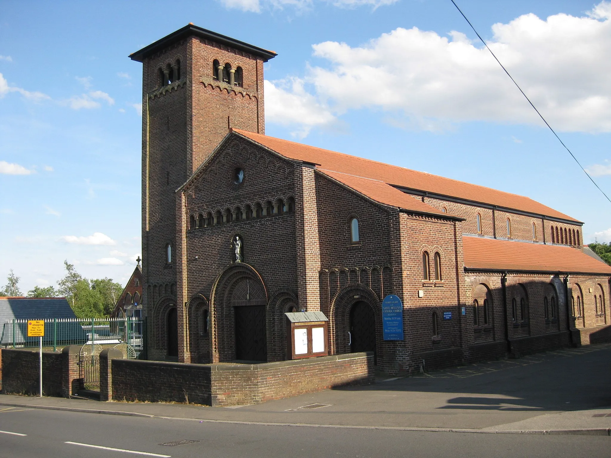 Photo showing: Roman Catholic church of the Sacred Heart and St Helen, West Street, Hoyland, Barnsley, South Yorkshire, seen from the northwest