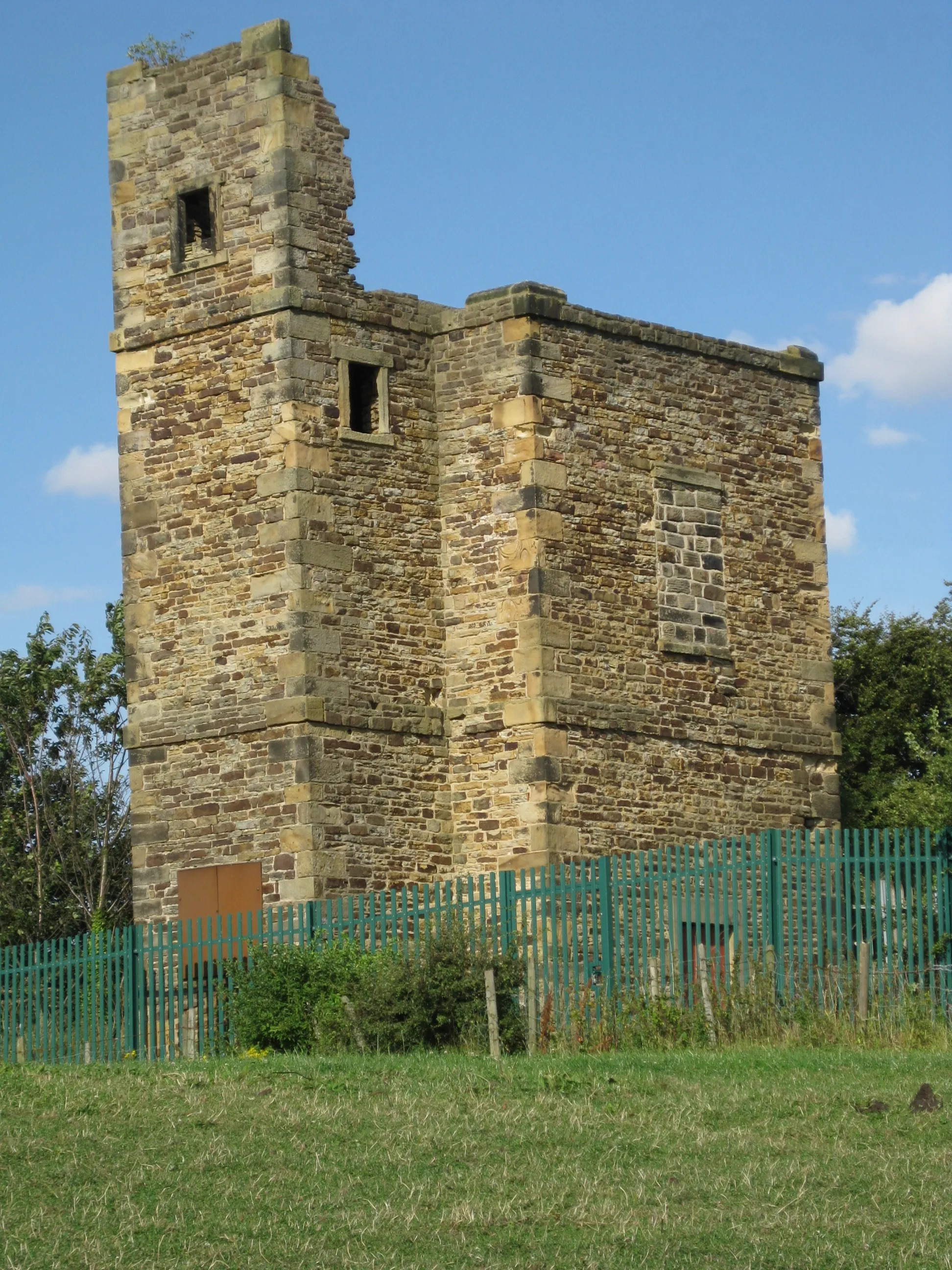 Photo showing: Lowe Stand, Nether Hawshaw Lane, Hoyland, South Yorkshire. Built about 1750, probably as a hunting lodge and lookout. Now partly ruined.