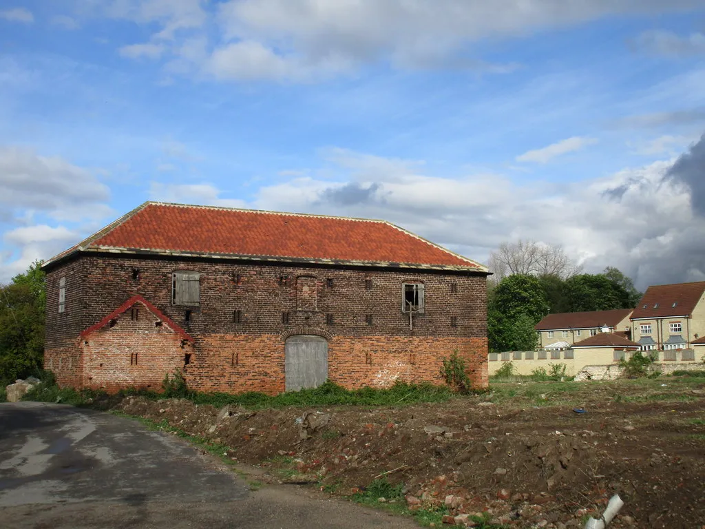Photo showing: Photograph of a former barn near St Oswald's Church, Kirk Sandall, South Yorkshire, England