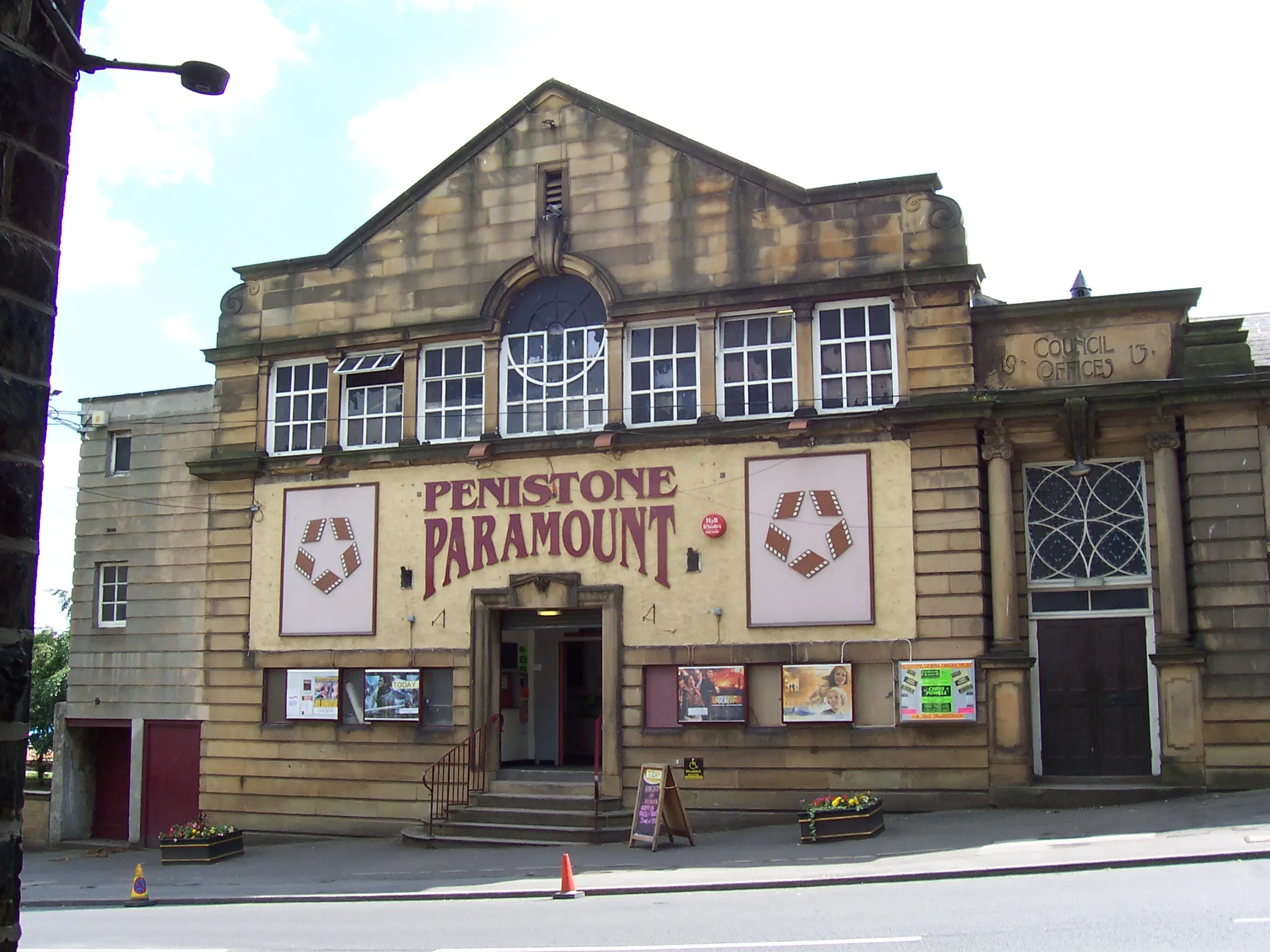 Photo showing: Photograph of Penistone Paramount cinema in the village of Penistone taken by myself on 26 June 2005.