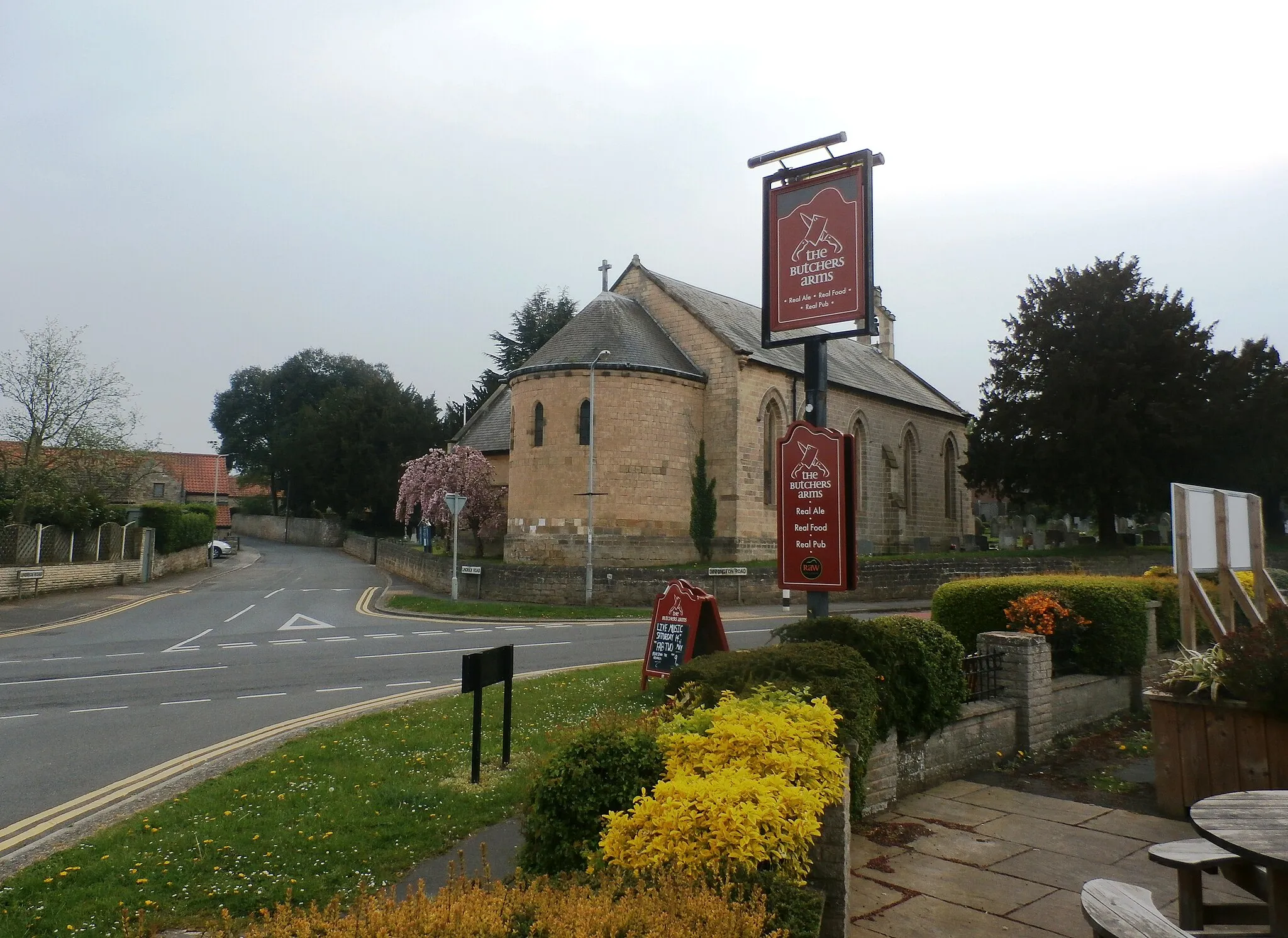 Photo showing: Church and Pub Sign in Woodsetts