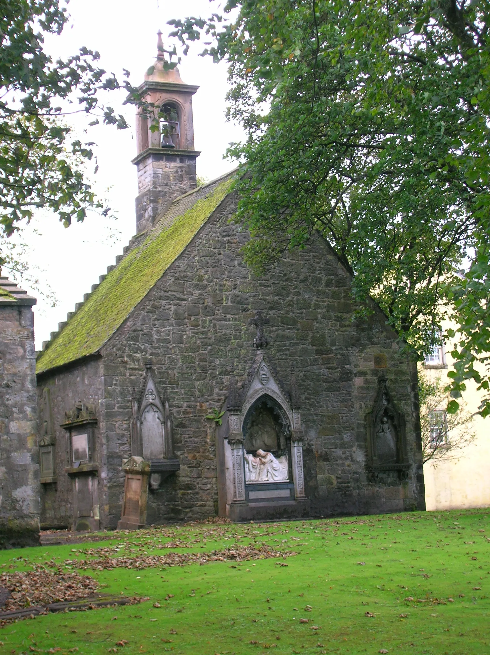 Photo showing: Arear view of Beith Auld Kirk, showing Spier family memorials. North Ayrshire, Scotland.