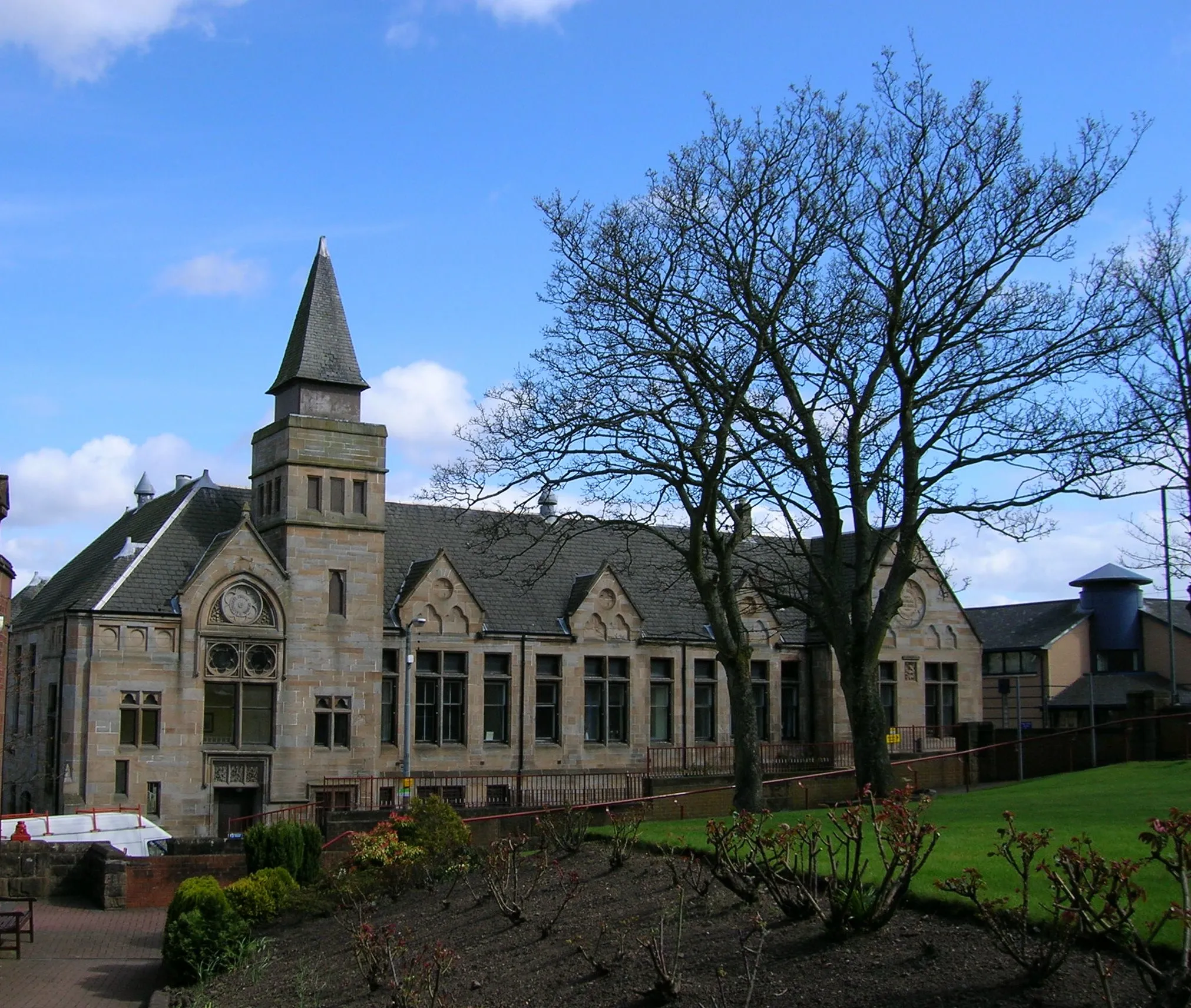 Photo showing: Cambuslang's original public school (1882), now Sheltered Housing. It was Cambuslang College of the Building Trades, then became part of Cambuslang College (now South Lanarkshire College).
Photo EAC