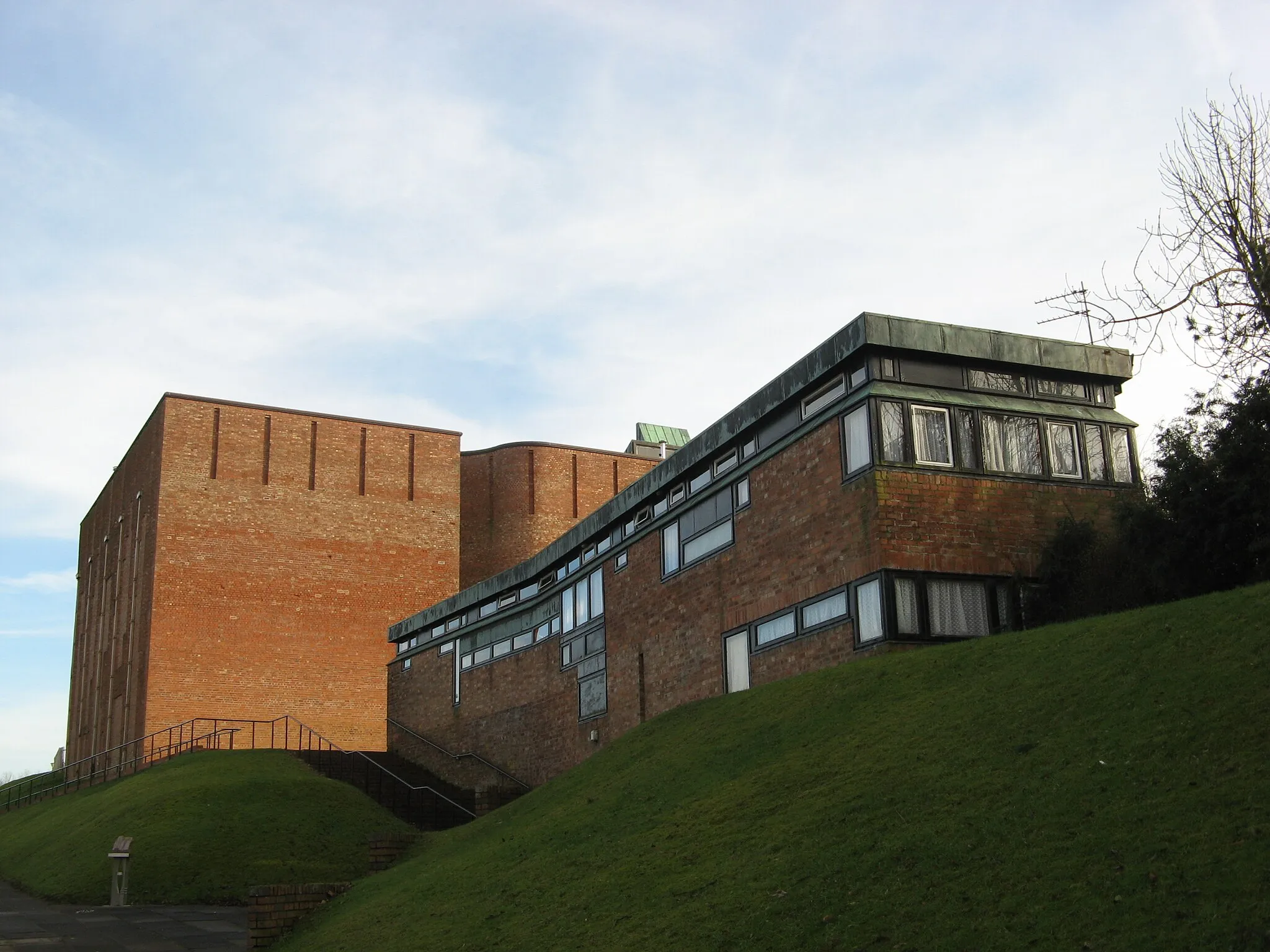 Photo showing: St Bride's Catholic Church, East Kilbride. Designed by Gillespie, Kidd & Coia in 1962-63. Seen from the west, the presbytery in the foreground.