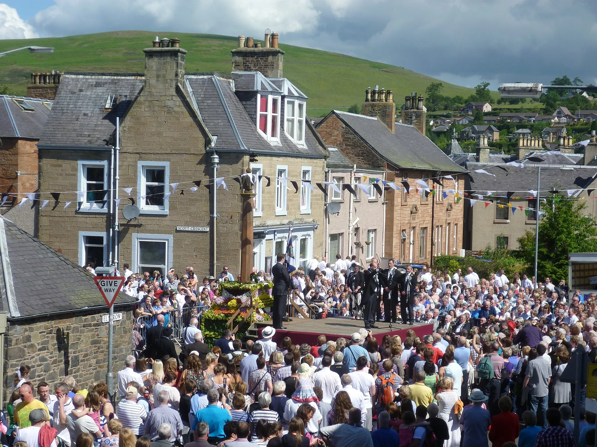 Photo showing: Ceremony at the mercat cross during thr Braw Lads Gathering, Galashiels 2011