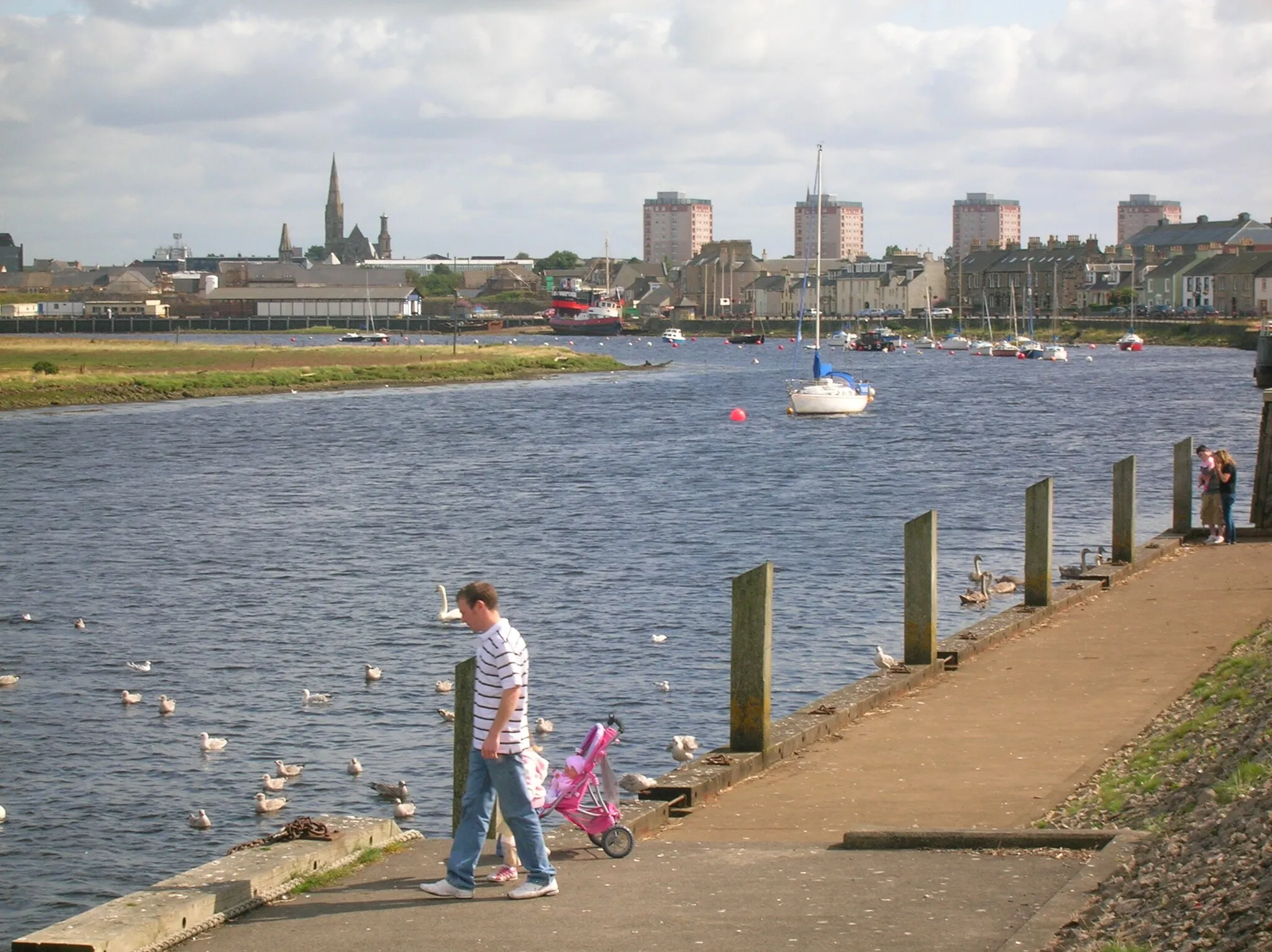 Photo showing: The river Irvine at Irvine harbour, North Ayrshire, Scotland.