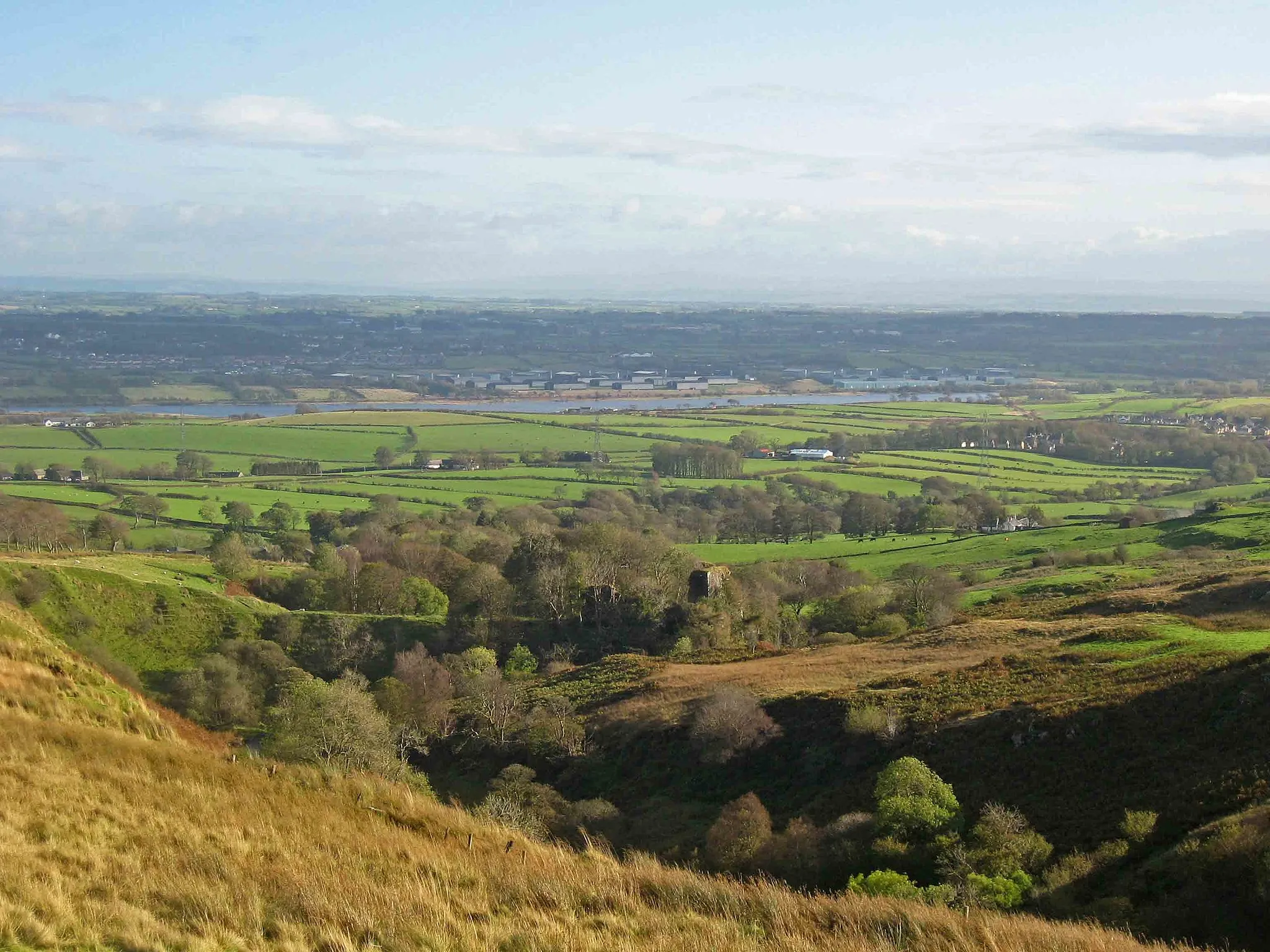 Photo showing: Glen Garnock and Glengarnock Castle, looking south from Burnt Hill towards Kilbirnie Loch.