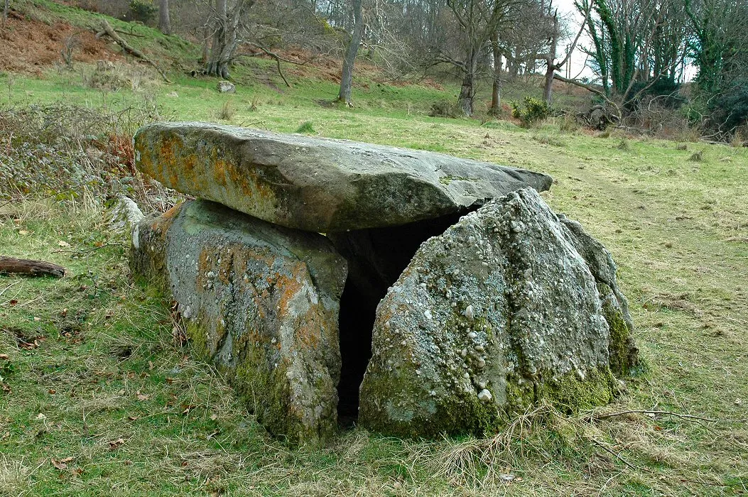 Photo showing: Image of Haylie neolithic tomb. Photograph by David Kelly.