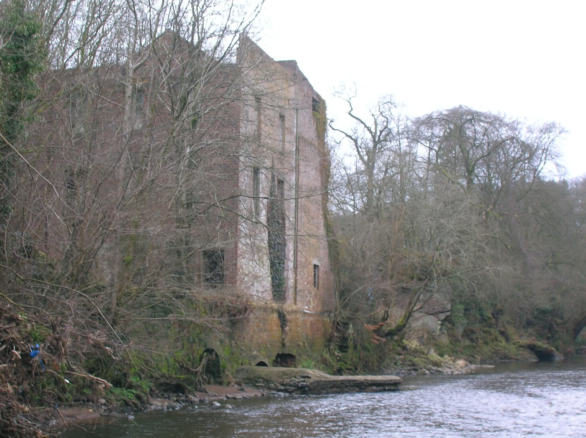 Photo showing: The old mill Barskimming Mill, near the confluence with the Lugar, East Ayrshire, Scotland. Mauchline.