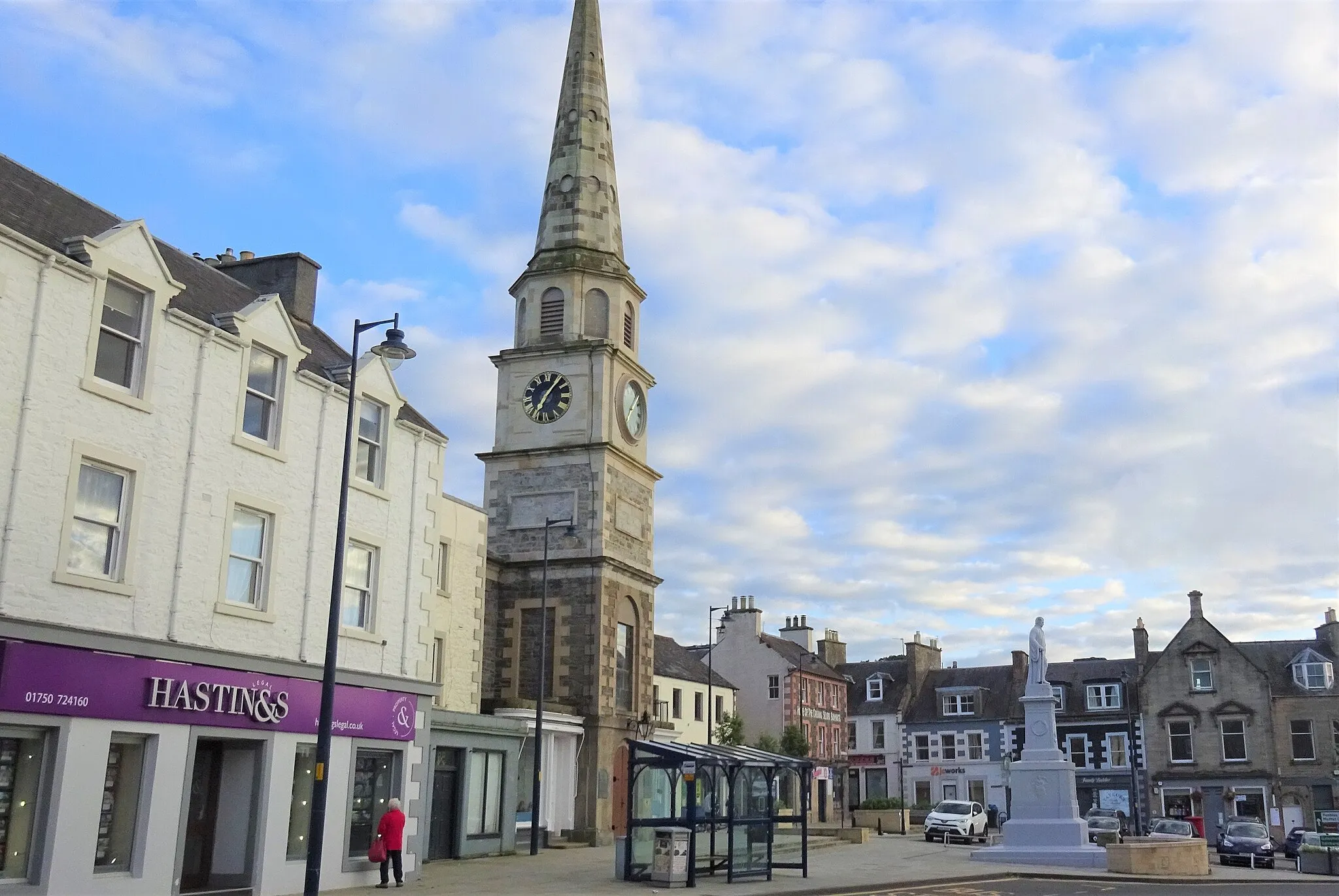 Photo showing: Selkirk town centre, tolbooth and Sir Walter Scott statue. Scottish Borders.