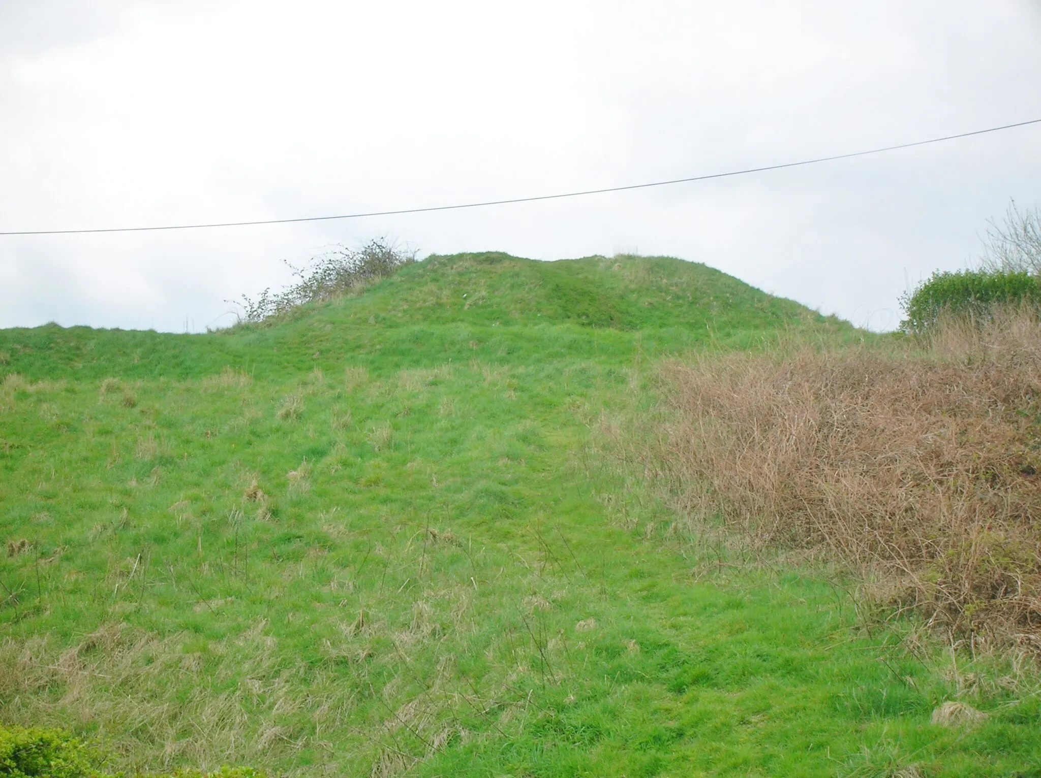 Photo showing: The Baal hill, is the Tarbolton Motte, now known locally as Hood's
Hill, after the parish schoolmaster Mr John Hood, who rented the

land in the mid-1700's. Ayrshire, Scotland.