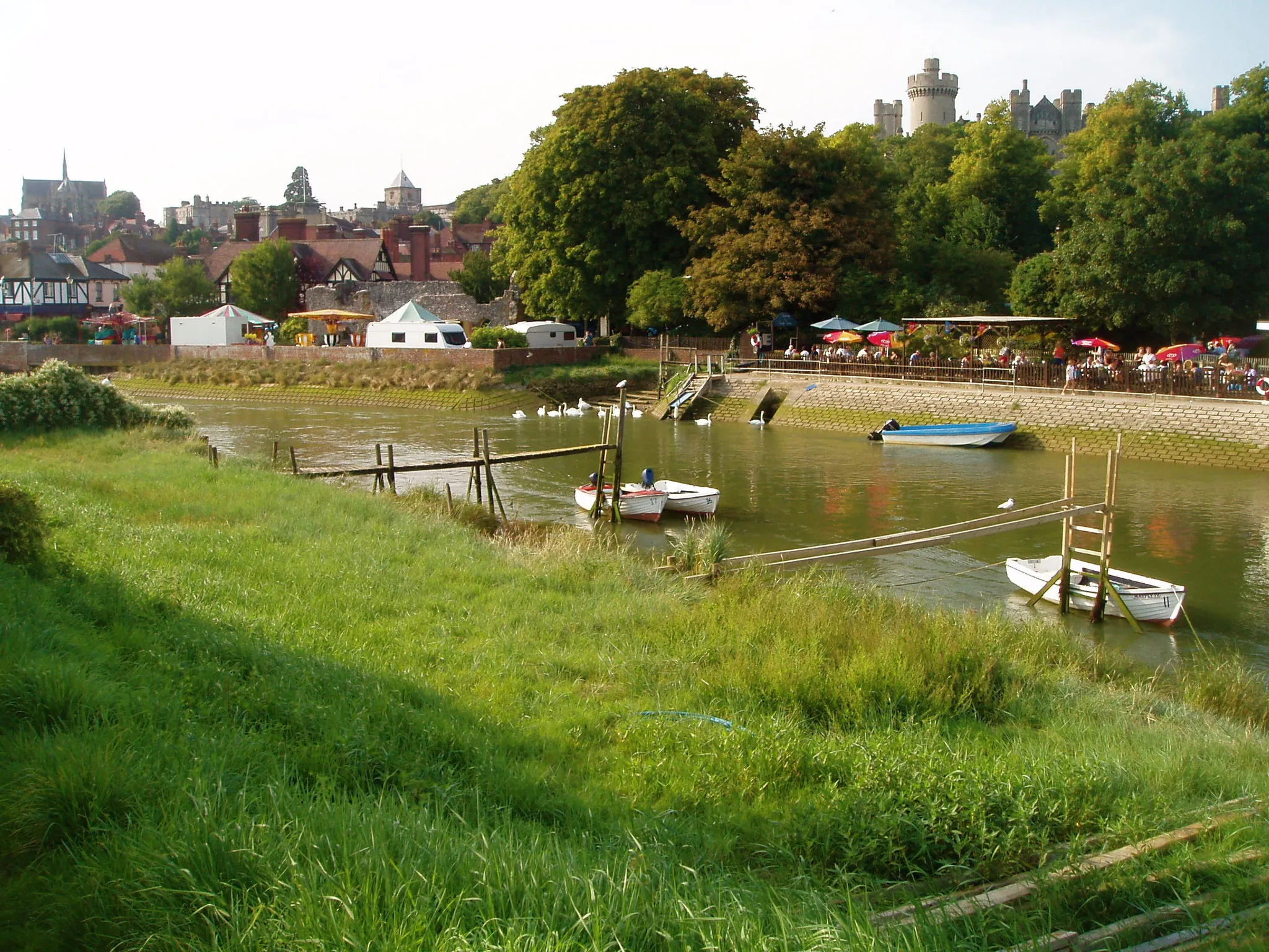 Photo showing: Arundel, West Sussex.  Image shows the River Arun, Arundel Cathedral, St. Nicholas Church (the white roof of the bell tower between the Cathedral and Castle) and Arundel Castle.