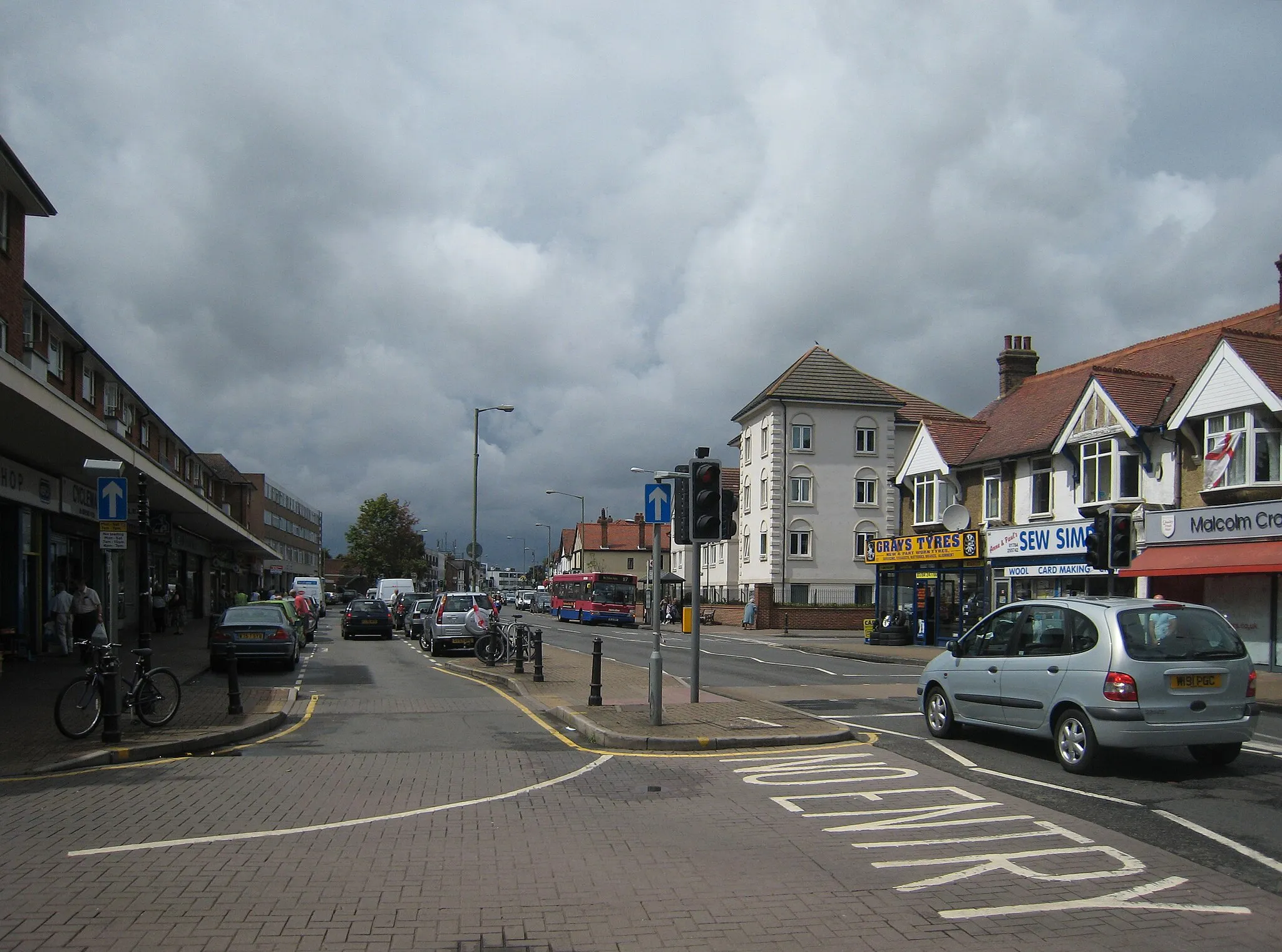 Photo showing: Church Road, town of Ashford (Surrey), England