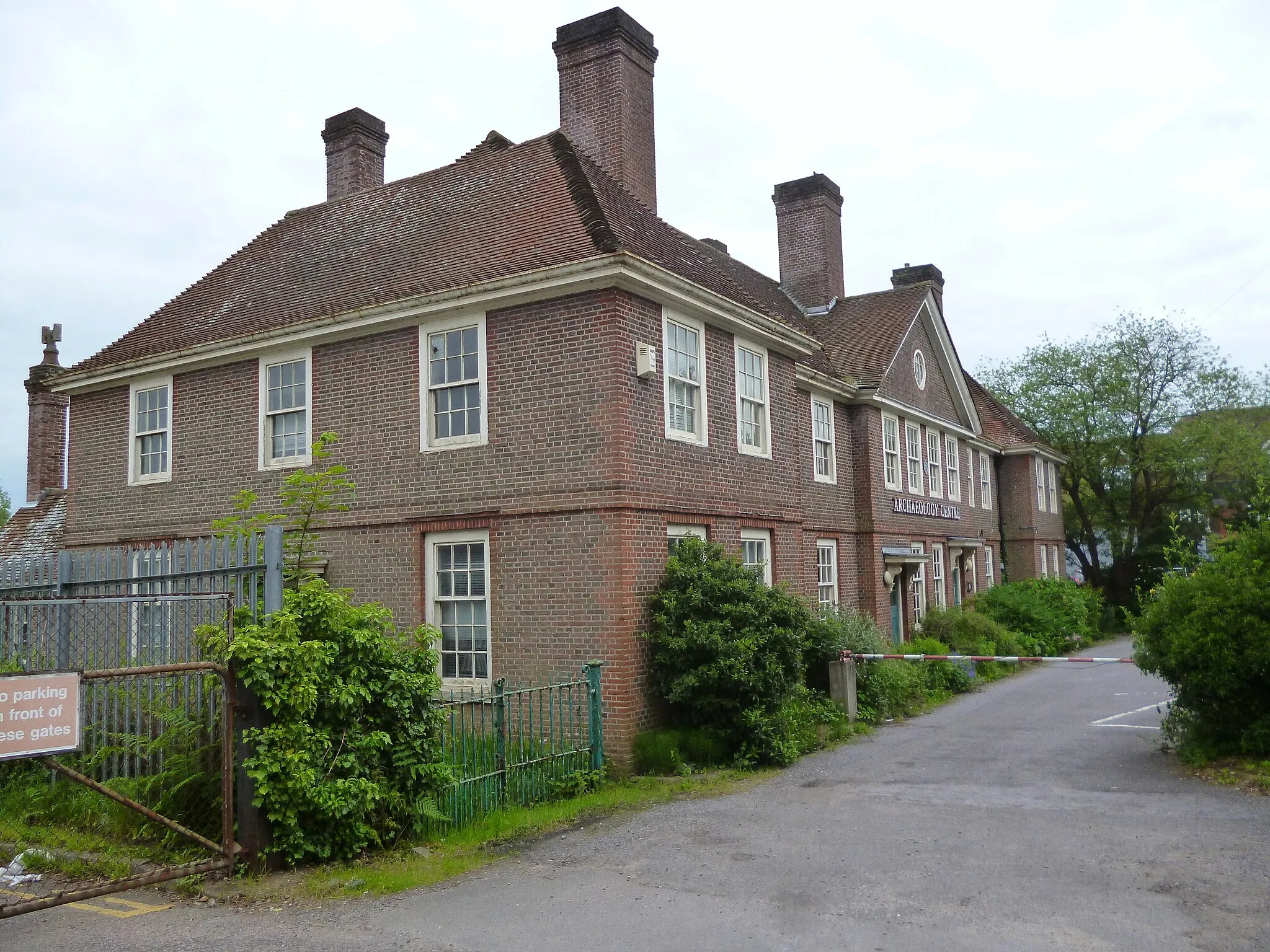 Photo showing: Archaeology Centre, Bagshot