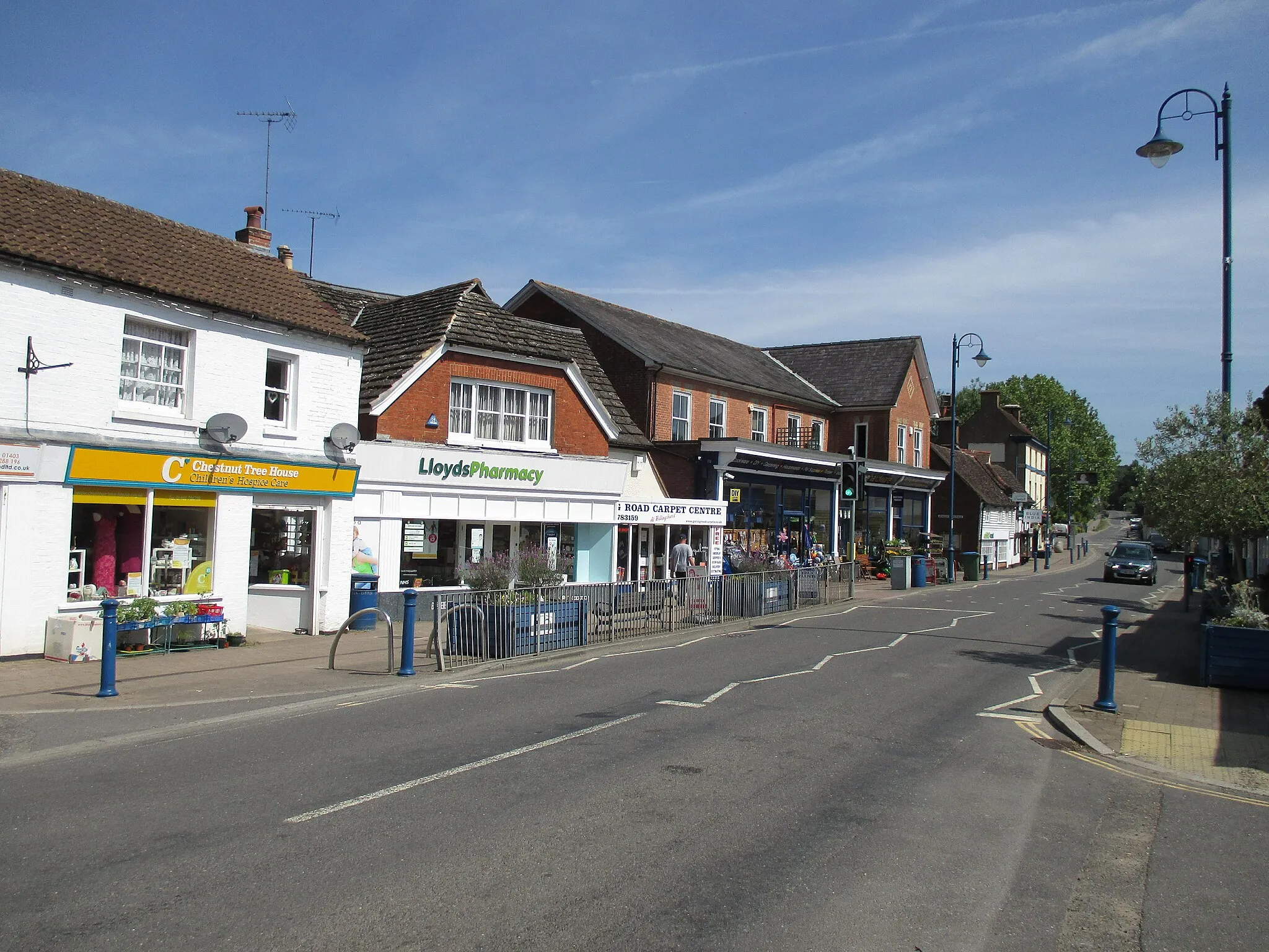 Photo showing: The west side of part of High Street, Billingshurst, West Sussex.