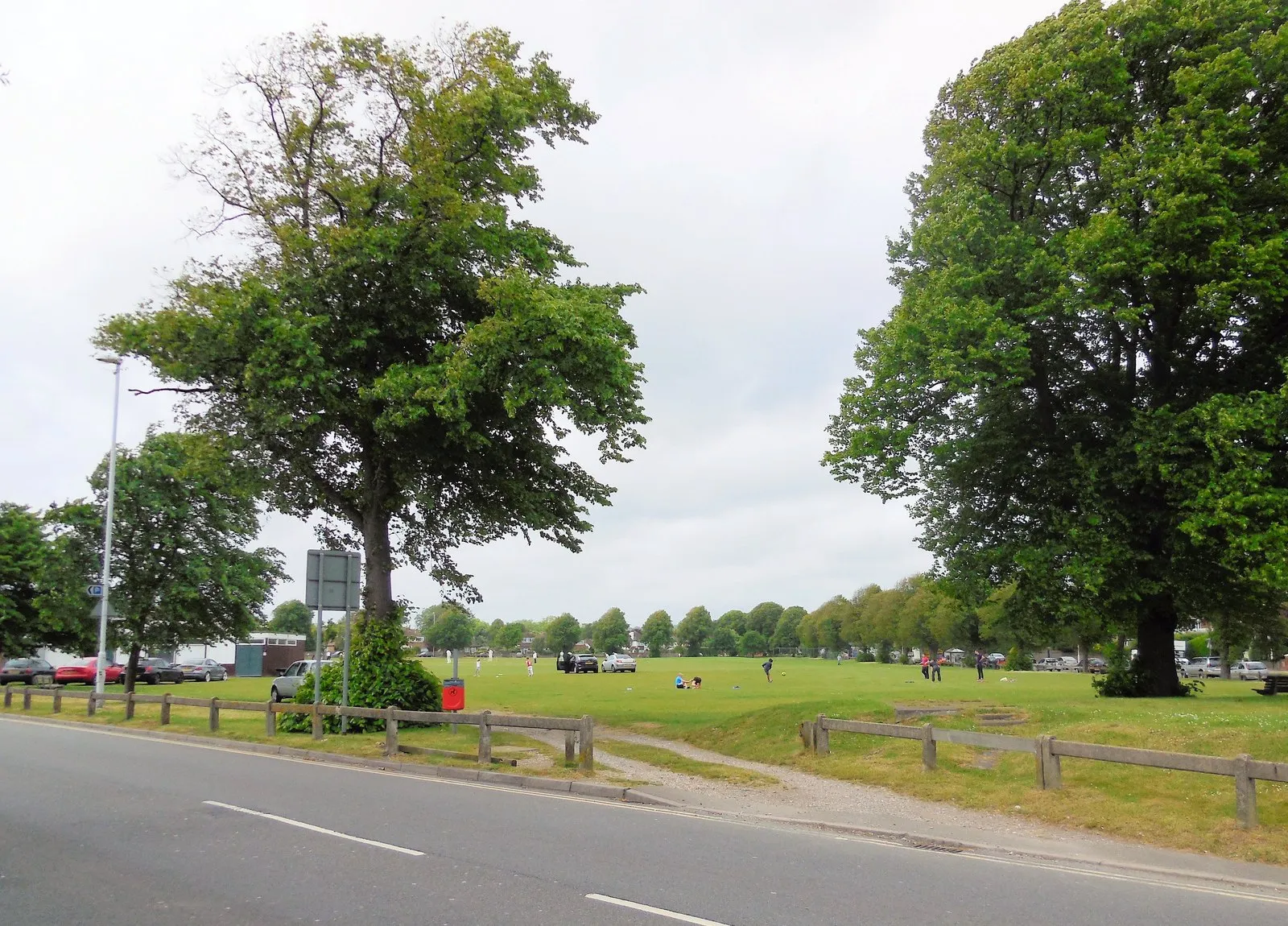 Photo showing: Broadwater Green