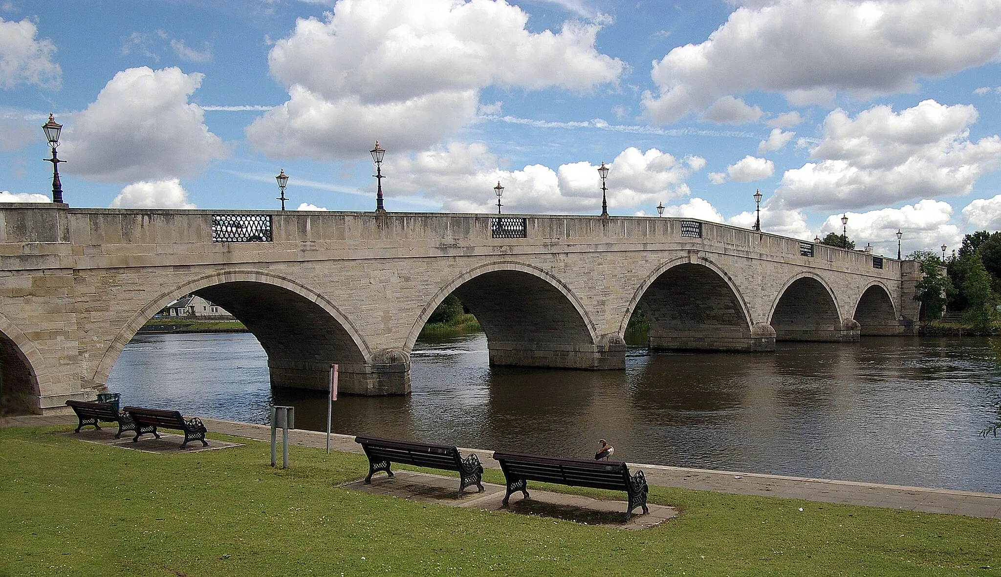 Photo showing: Chertsey Bridge