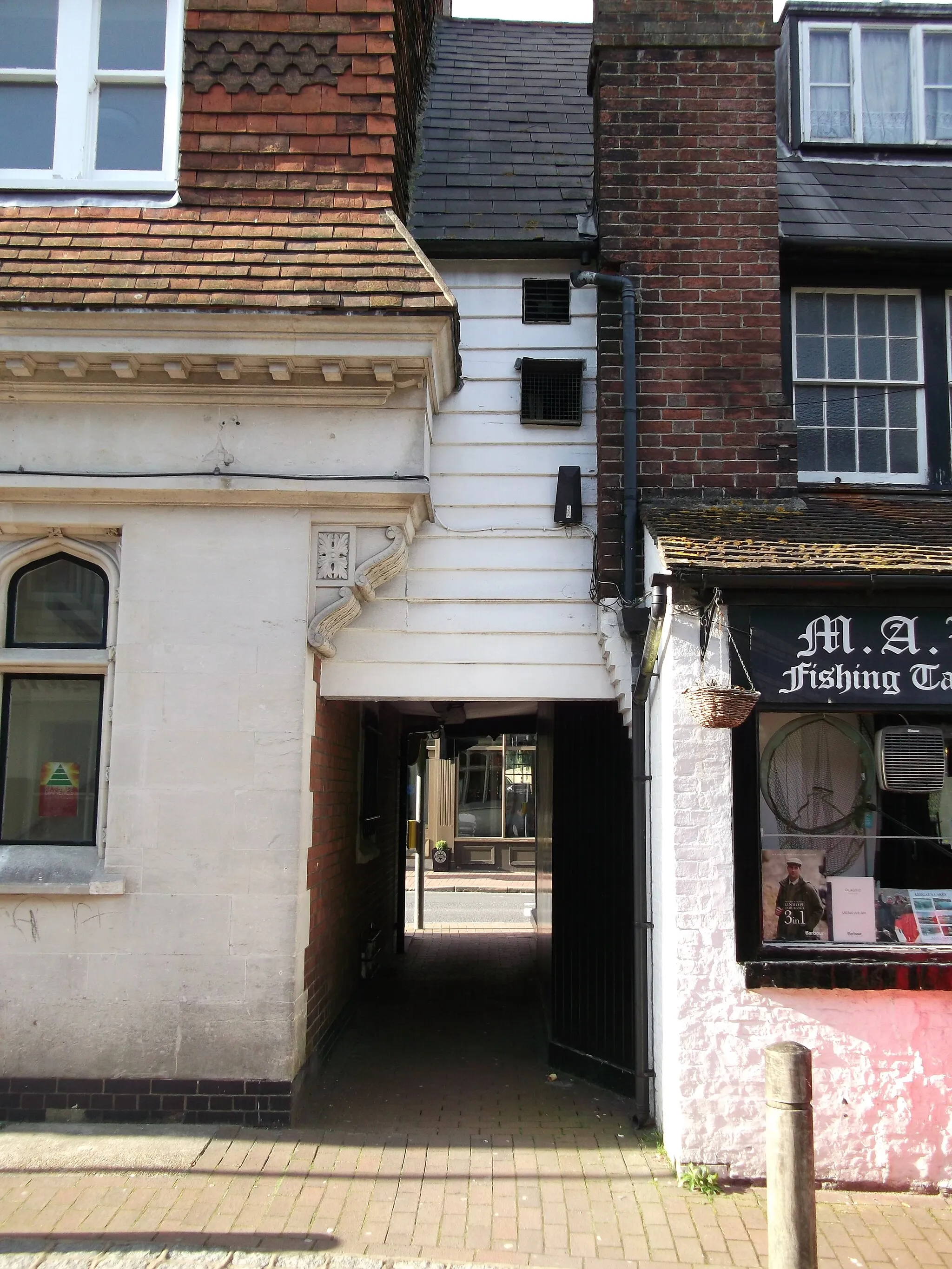 Photo showing: Alleyway on East Grinstead High Street