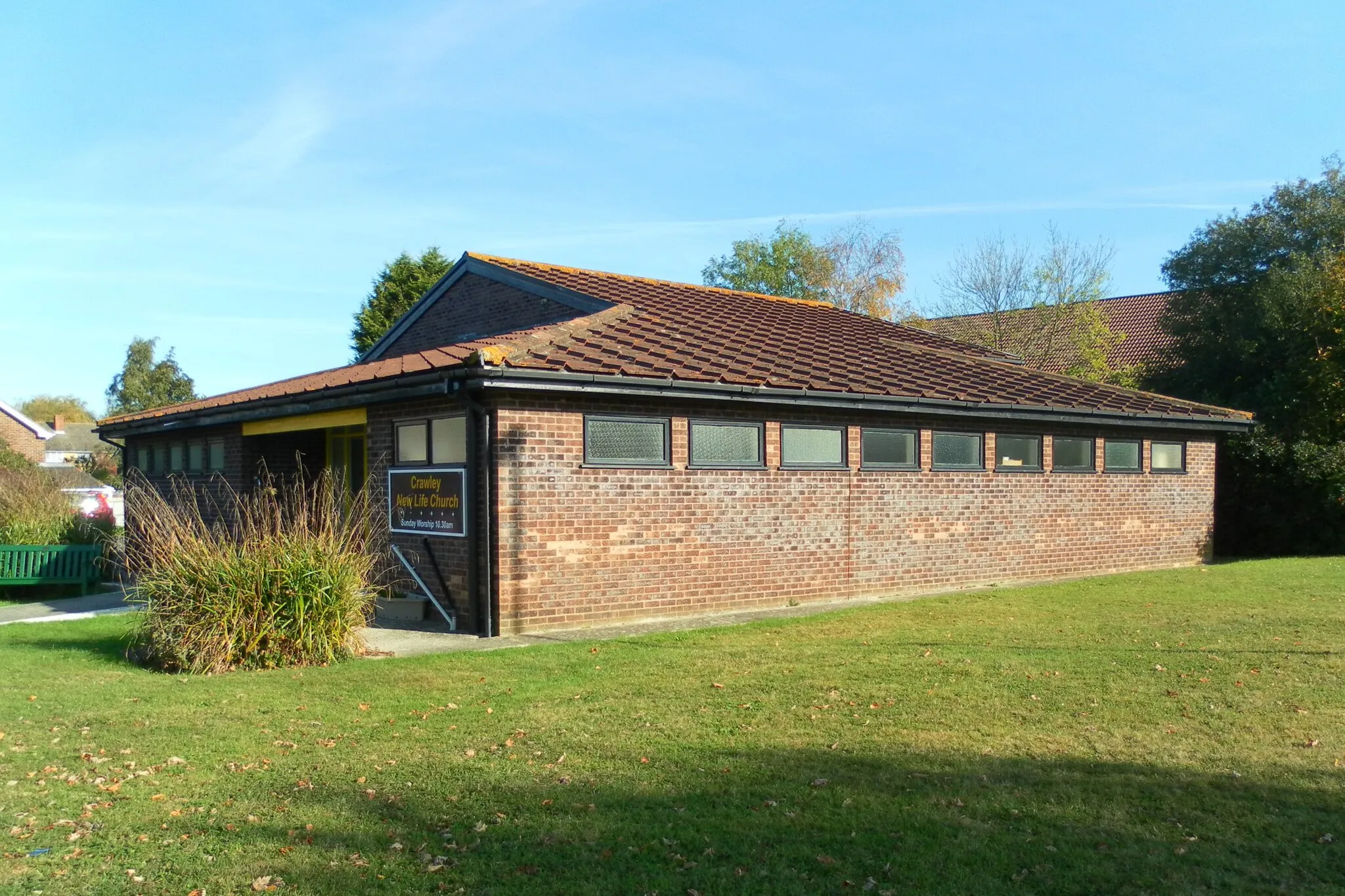 Photo showing: Crawley New Life Church, The Glade, Furnace Green, Crawley, West Sussex, England.  A church built in 1981 and affiliated with the Assemblies of God denomination.