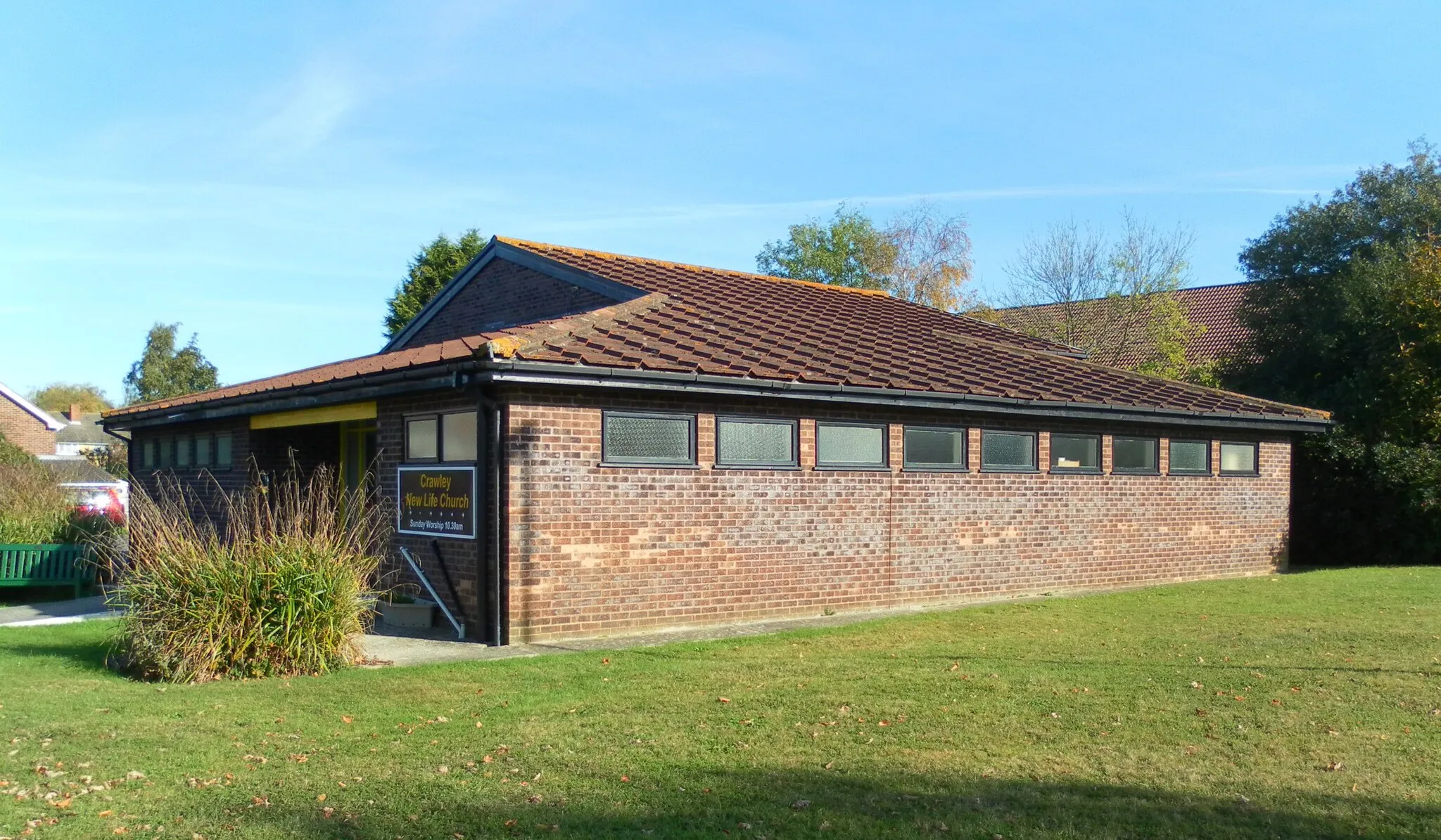 Photo showing: Crawley New Life Church, The Glade, Furnace Green, Crawley, West Sussex, England.  A church built in 1981 and affiliated with the Assemblies of God denomination.