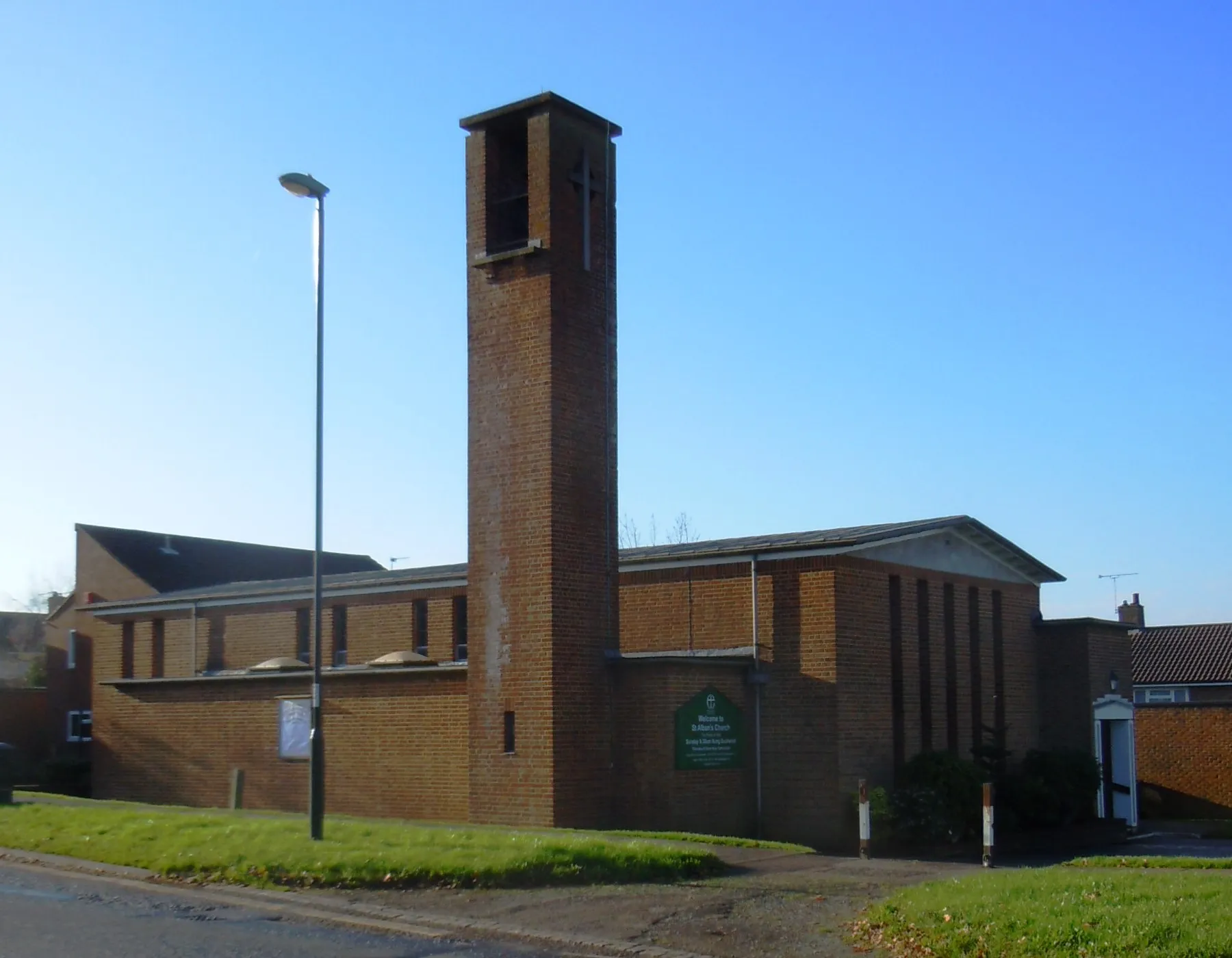 Photo showing: St Alban's Church, Gossops Drive, Gossops Green, Crawley, West Sussex, England.