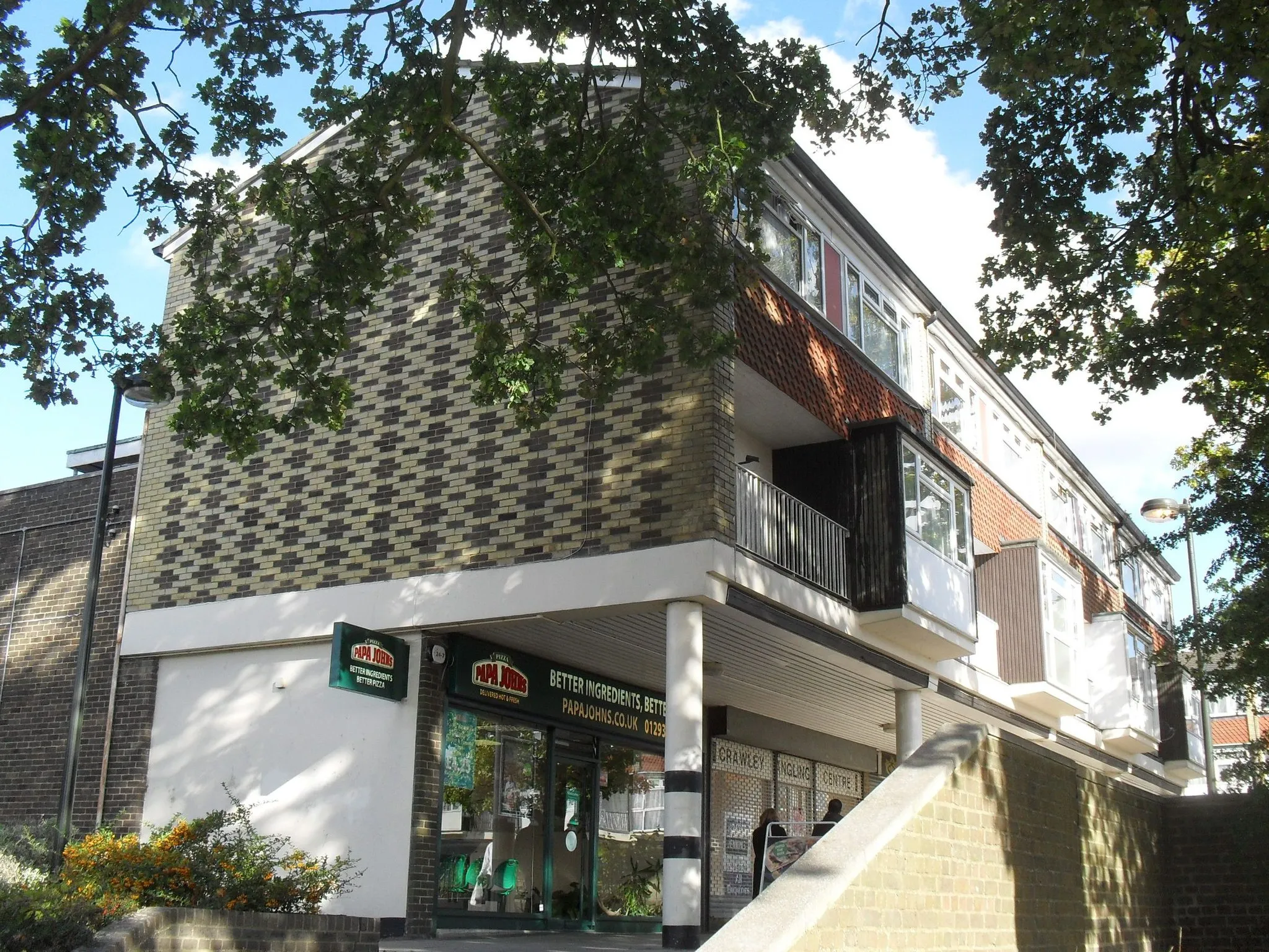 Photo showing: Gossops Green Shopping Parade, Gossops Green, Borough of Crawley, West Sussex, England.  One of the borough's locally listed buildings.