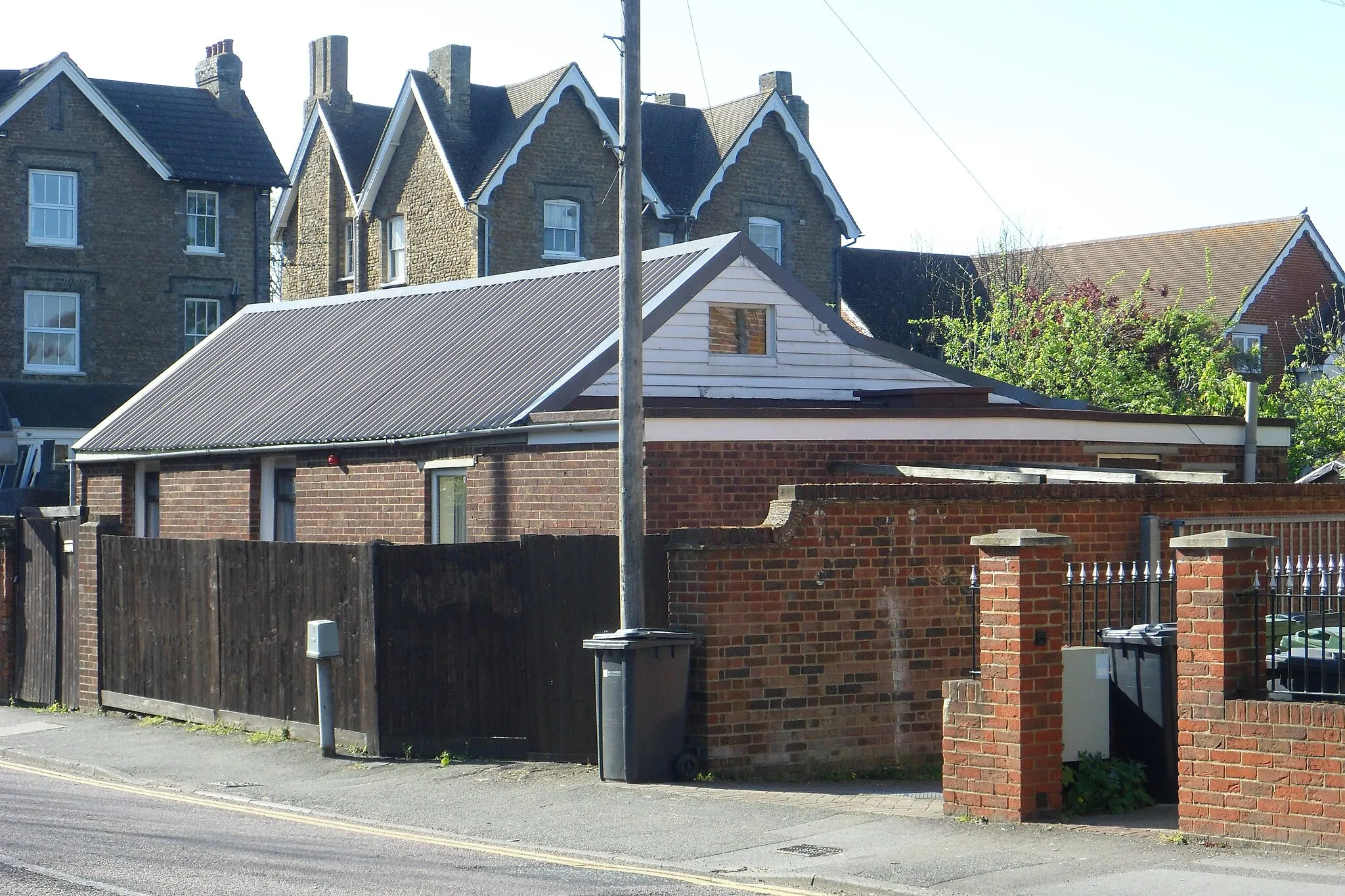 Photo showing: Guildford Synagogue, York Road, Guildford, Surrey, England, seen from the southeast