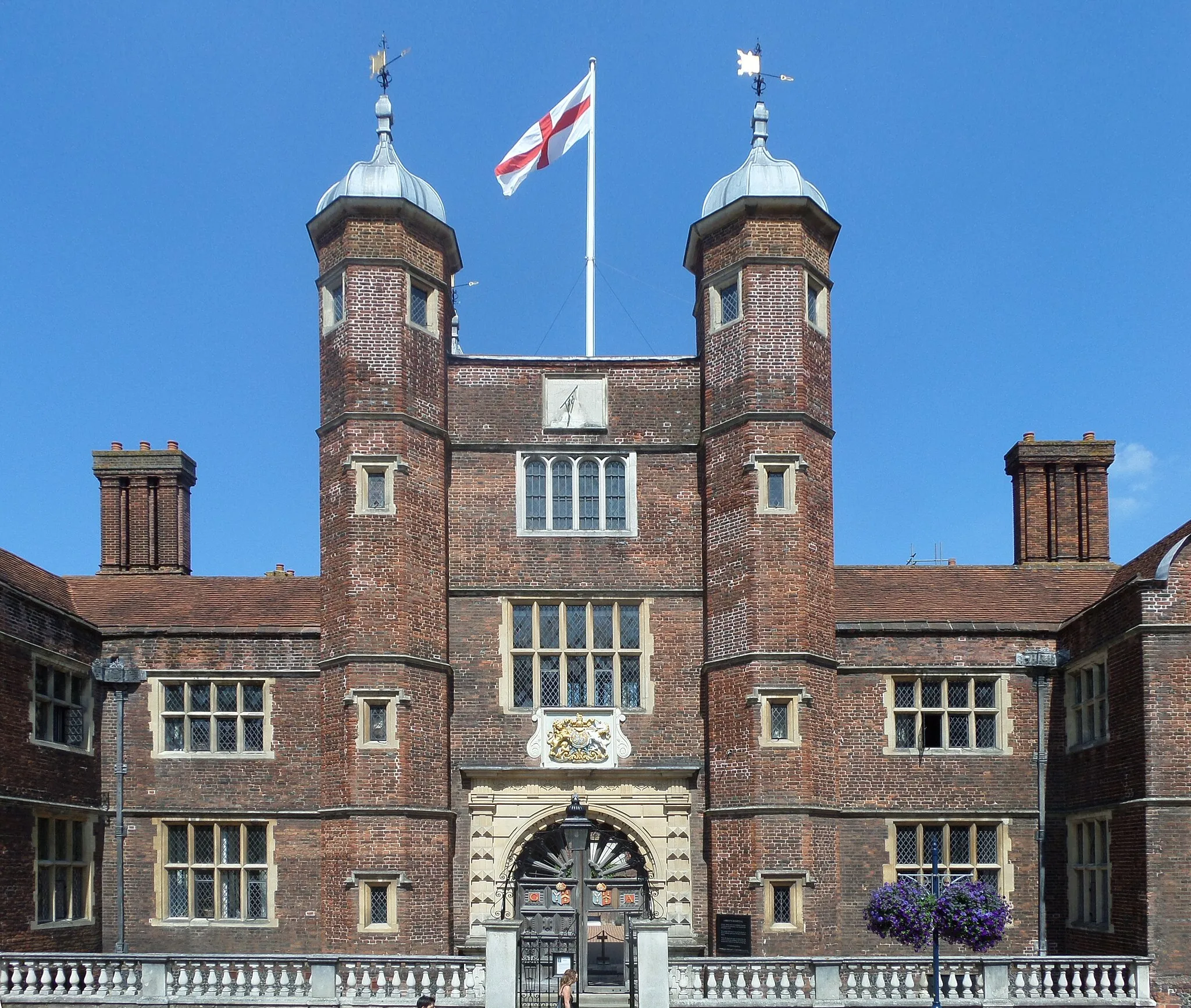 Photo showing: Abbot Hospital, Guildford. Founded in 1619 by George Abbot, Archbishop of Canterbury as a gift "out of my love to the place of my birth".