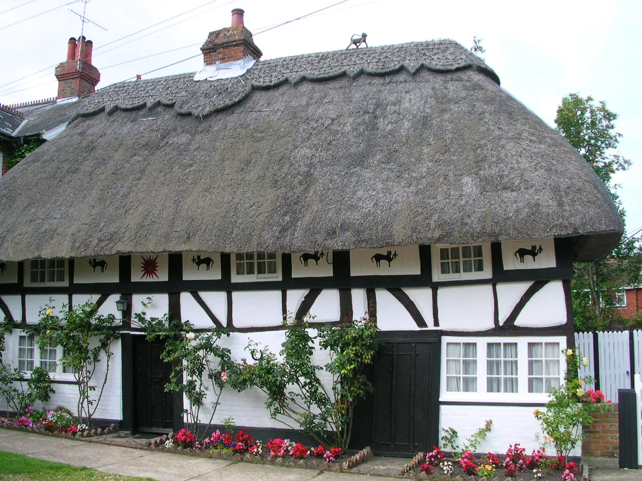 Photo showing: The Cat House at Henfield, West Sussex, England.