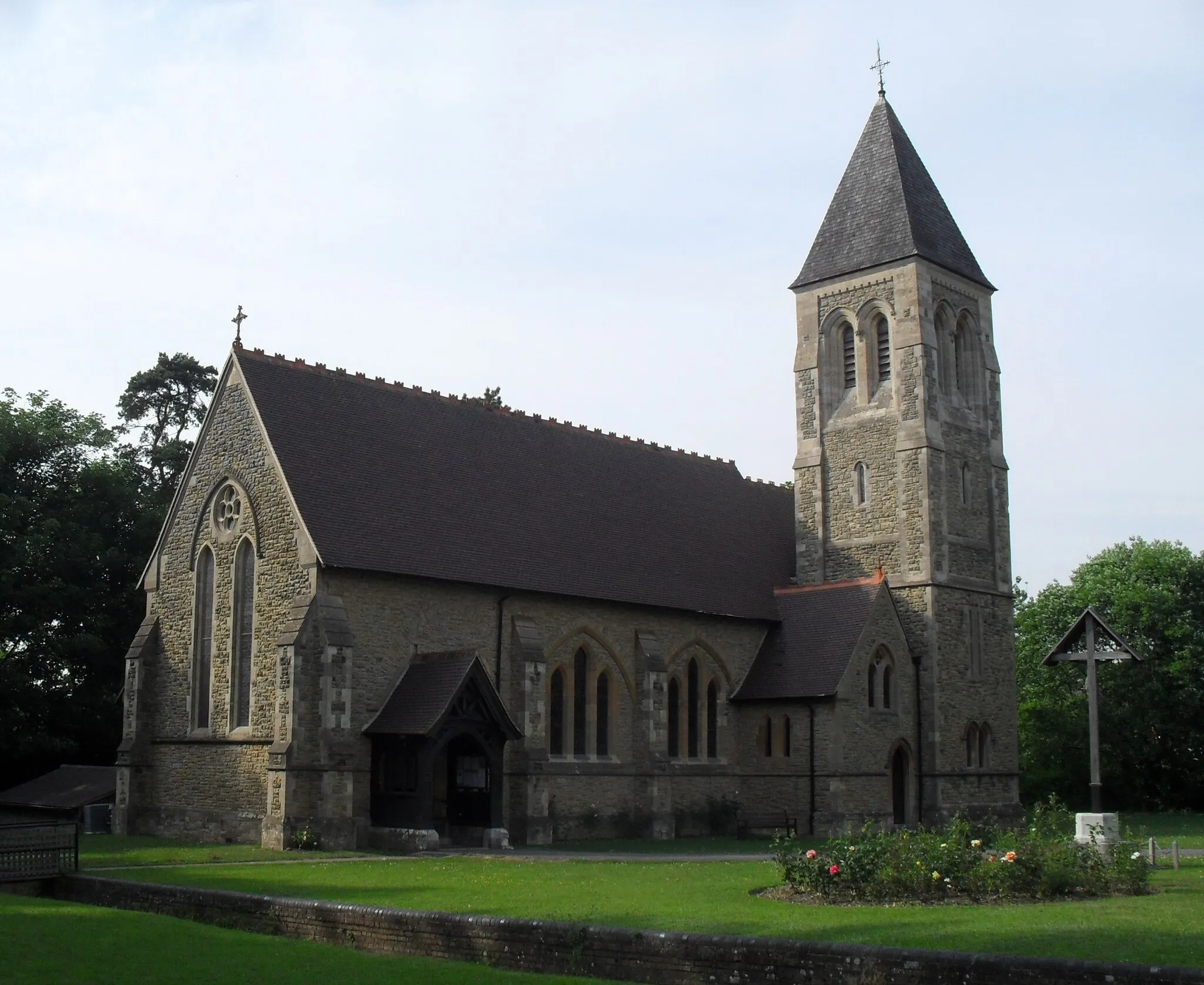 Photo showing: All Saints Church, Crawley Road, Roffey, District of Horsham, West Sussex, England.  A large sandstone church built to serve this Victorian suburb of Horsham.  It was designed in 1878 by Sir Arthur Blomfield, and is listed at Grade II by English Heritage (IoE Code 490135)