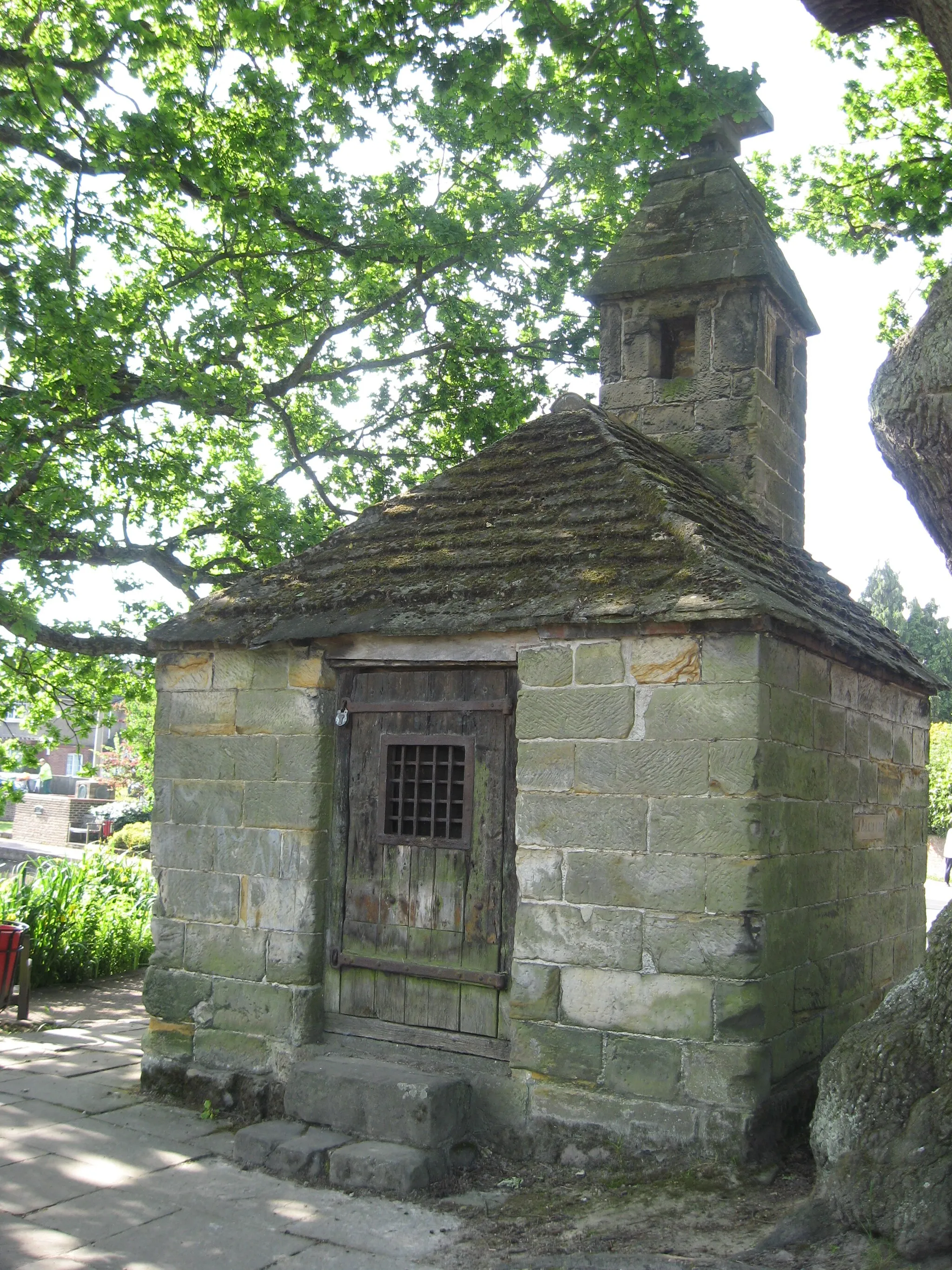 Photo showing: Village Cross and Cage, Lingfield