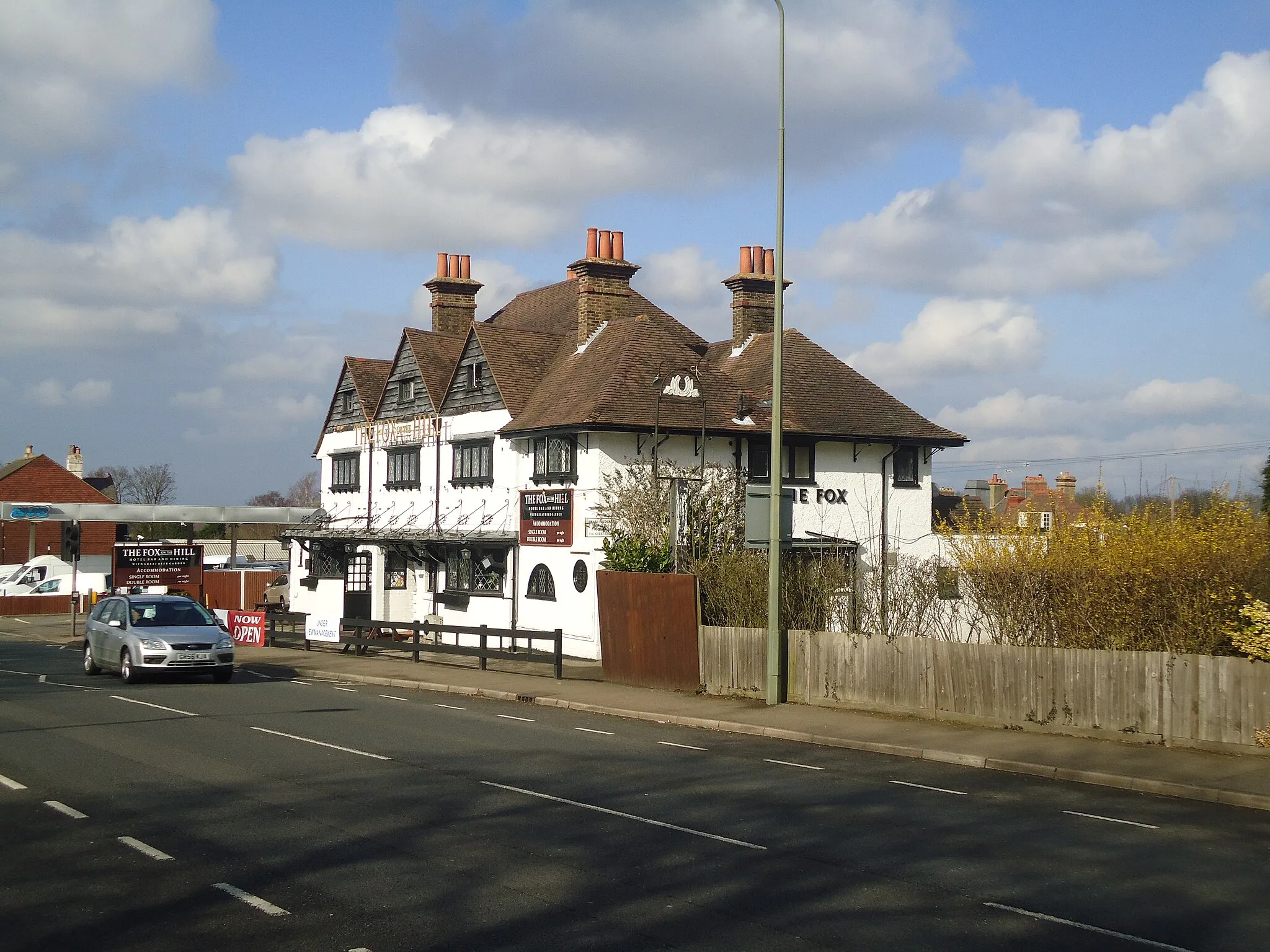 Photo showing: The Fox on the Hill, Lower Kingswood