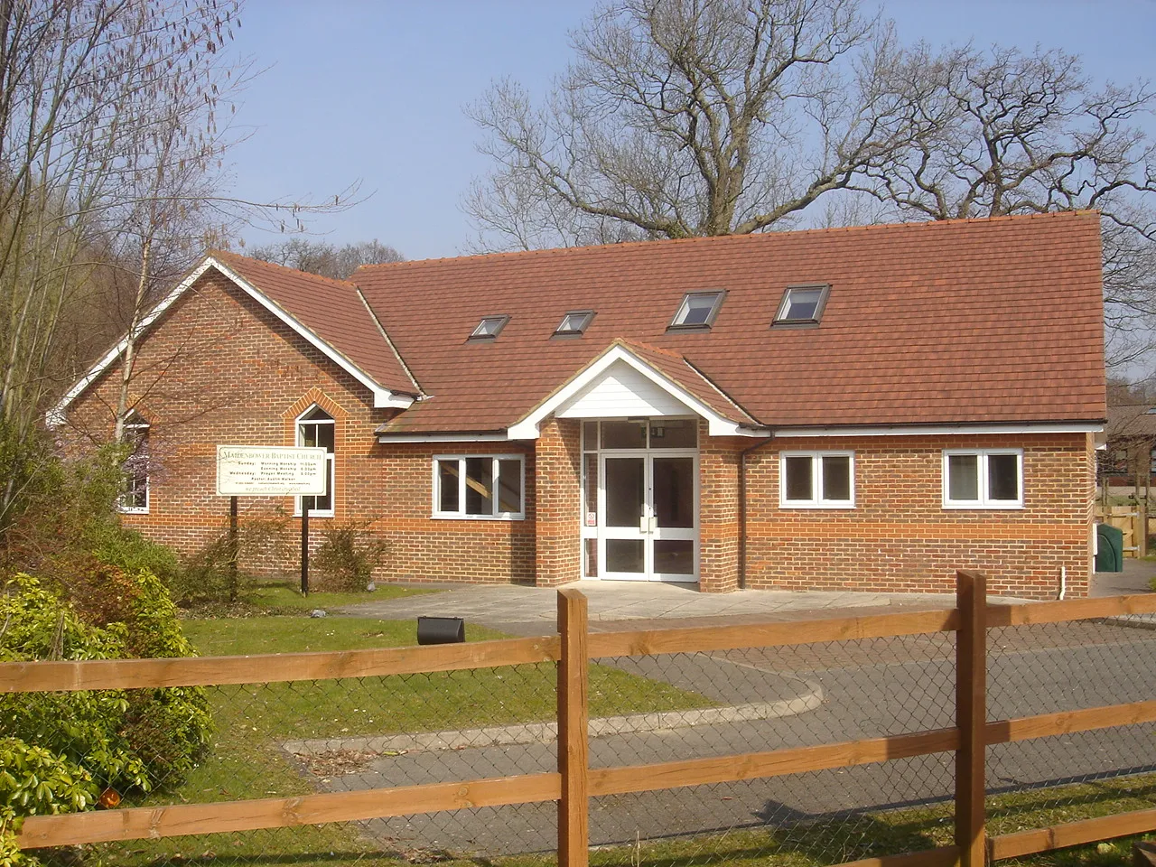 Photo showing: Maidenbower Baptist Church, Maidenbower, Crawley, England.  Opened in 2001 in the New Town of Crawley's newest neighbourhood.