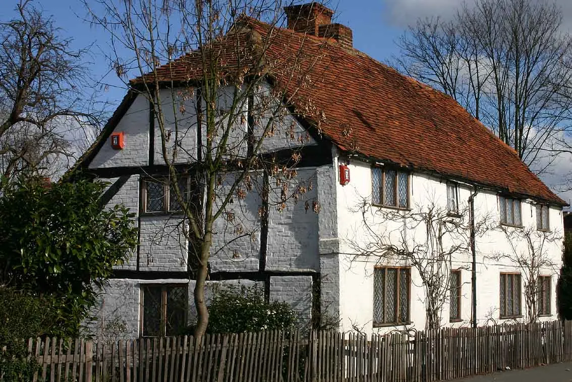 Photo showing: Cottage In Old Woking UK