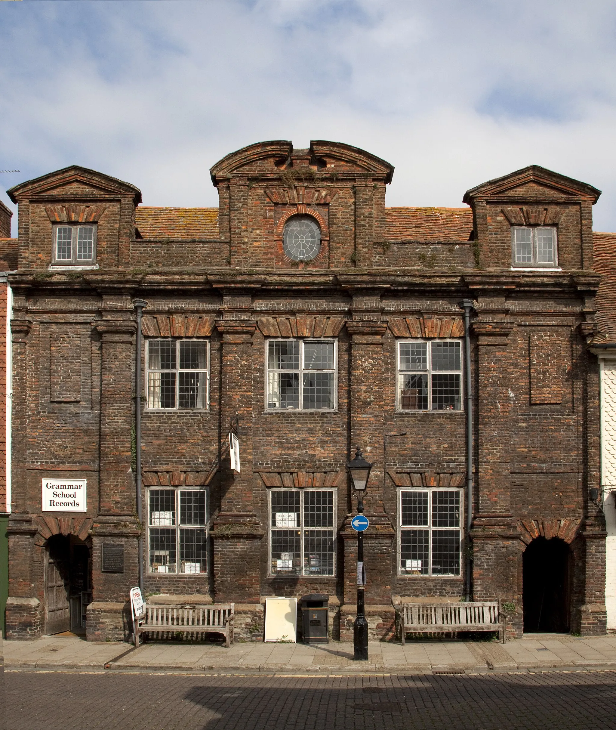 Photo showing: The old grammar school in the town of Rye, East Sussex, England. Founded by Sir Thomas Peacocke in 1636 as a free school 'for the better of Education and Breeding of Youth in good Literature', the building functioned as a school until 1907. The ground floor now houses a record shop, titled Grammar School Records.