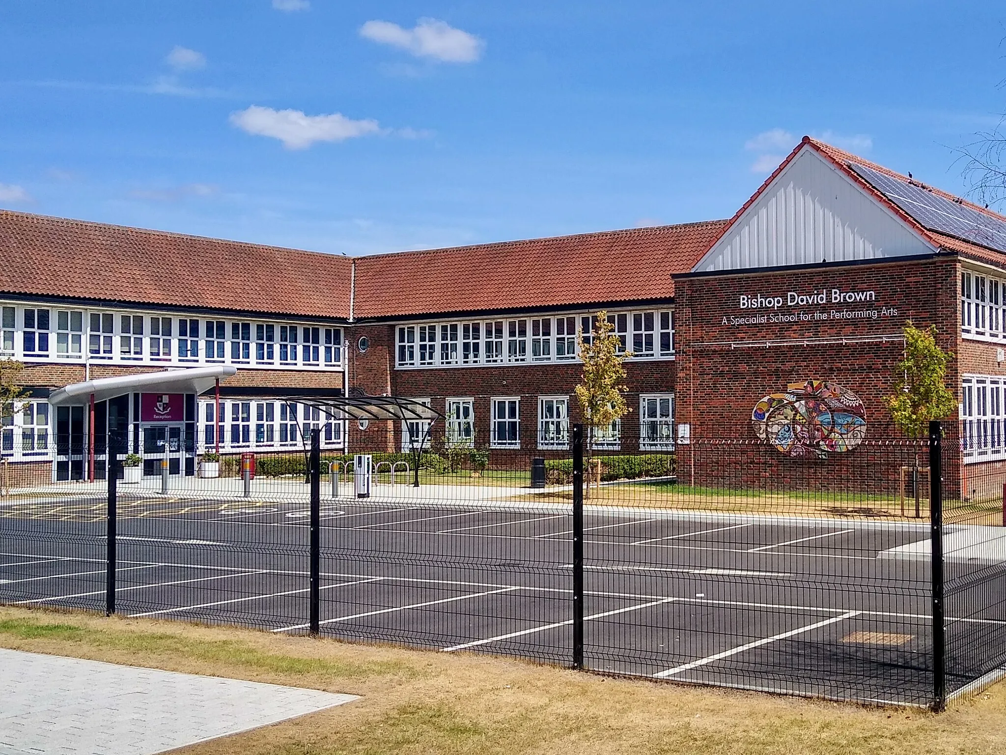 Photo showing: Bishop David Brown School, Sheerwater, Woking. It was formed in 1982 from a merger of two existing schools and is named after a former Bishop of Guildford.