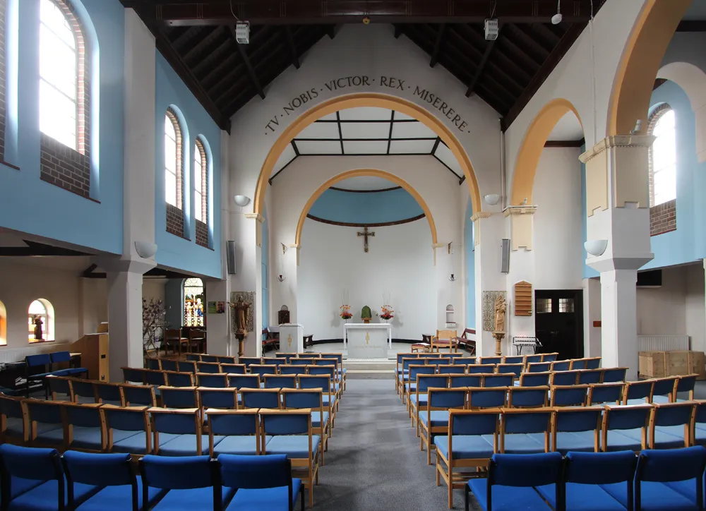 Photo showing: Our Lady of the Rosary, Staines : Interior, east end, looking towards the chancel from the nave