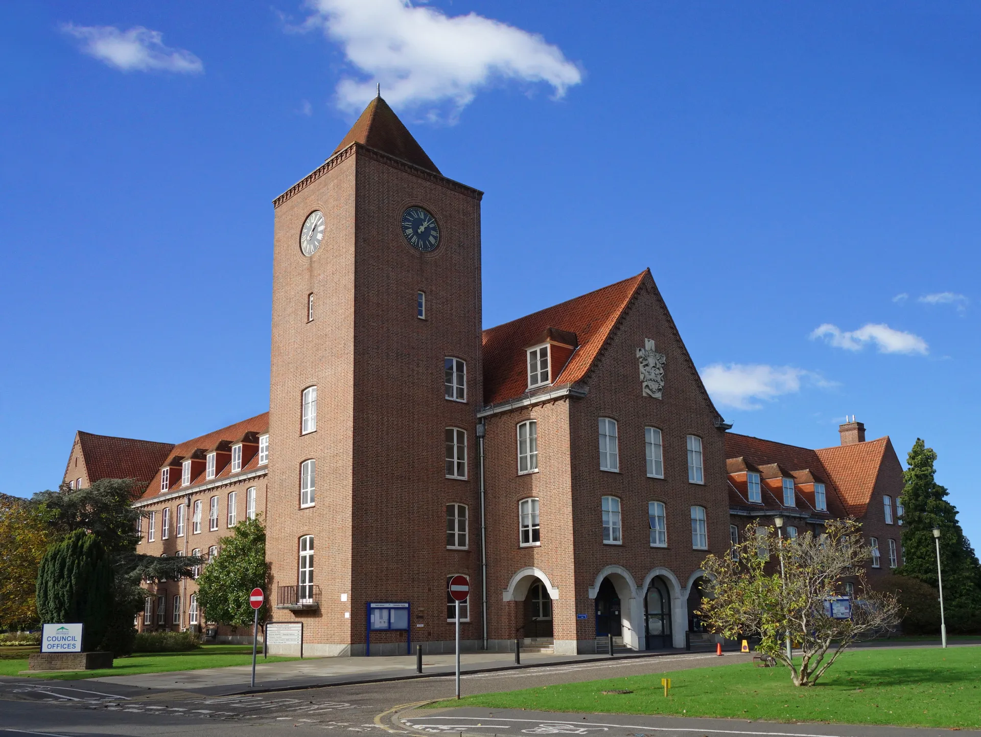 Photo showing: Staines Council Offices