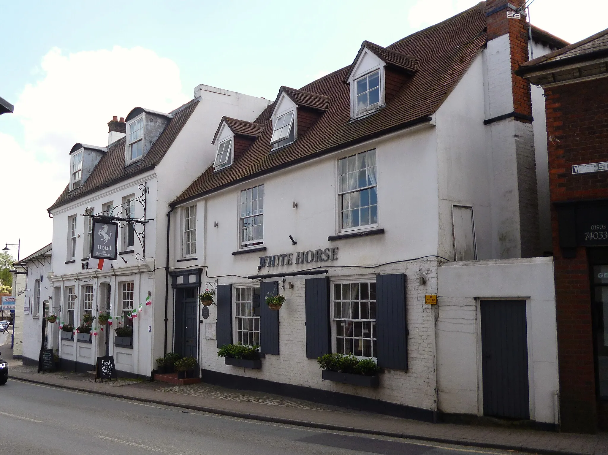 Photo showing: The White Horse Inn, Storrington, West Sussex