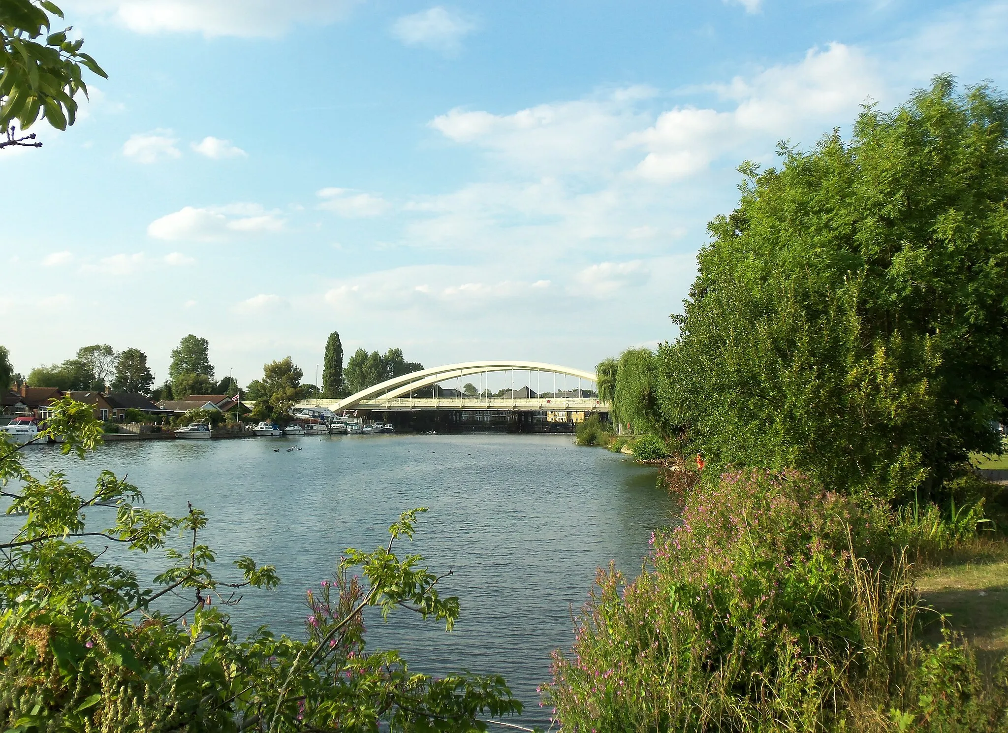 Photo showing: Walton Bridge between Cowey Sale, Walton-on-Thames and Lower Halliford, Shepperton on 7 August 2013 taken with Kodak EasyShareM580 and straightened.  This is the only bridge open between the Surrey boroughs of Spelthorne and Elmbridge in the United Kingdom